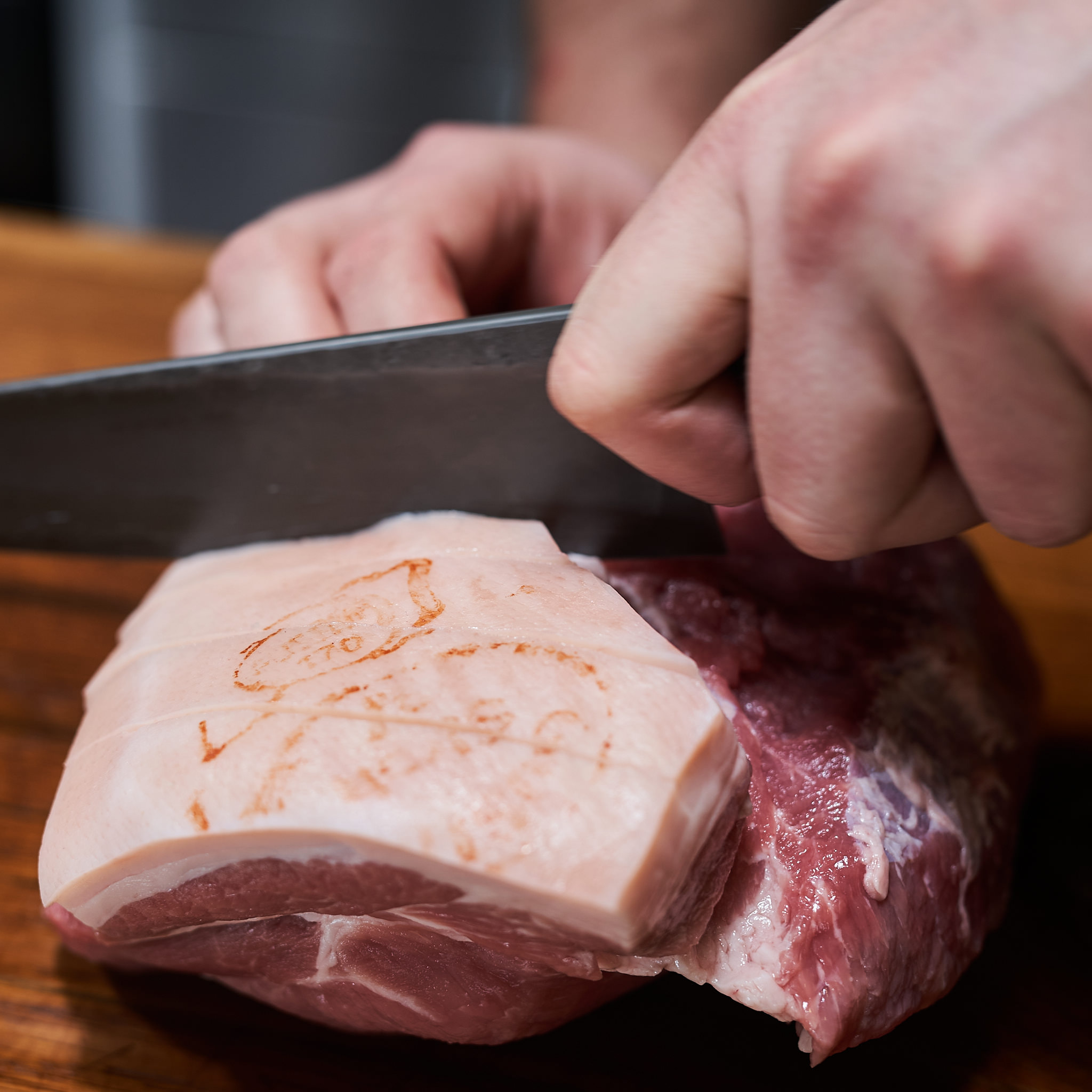 Schwarte vom Schopf wird mit Messer eingeschnitten