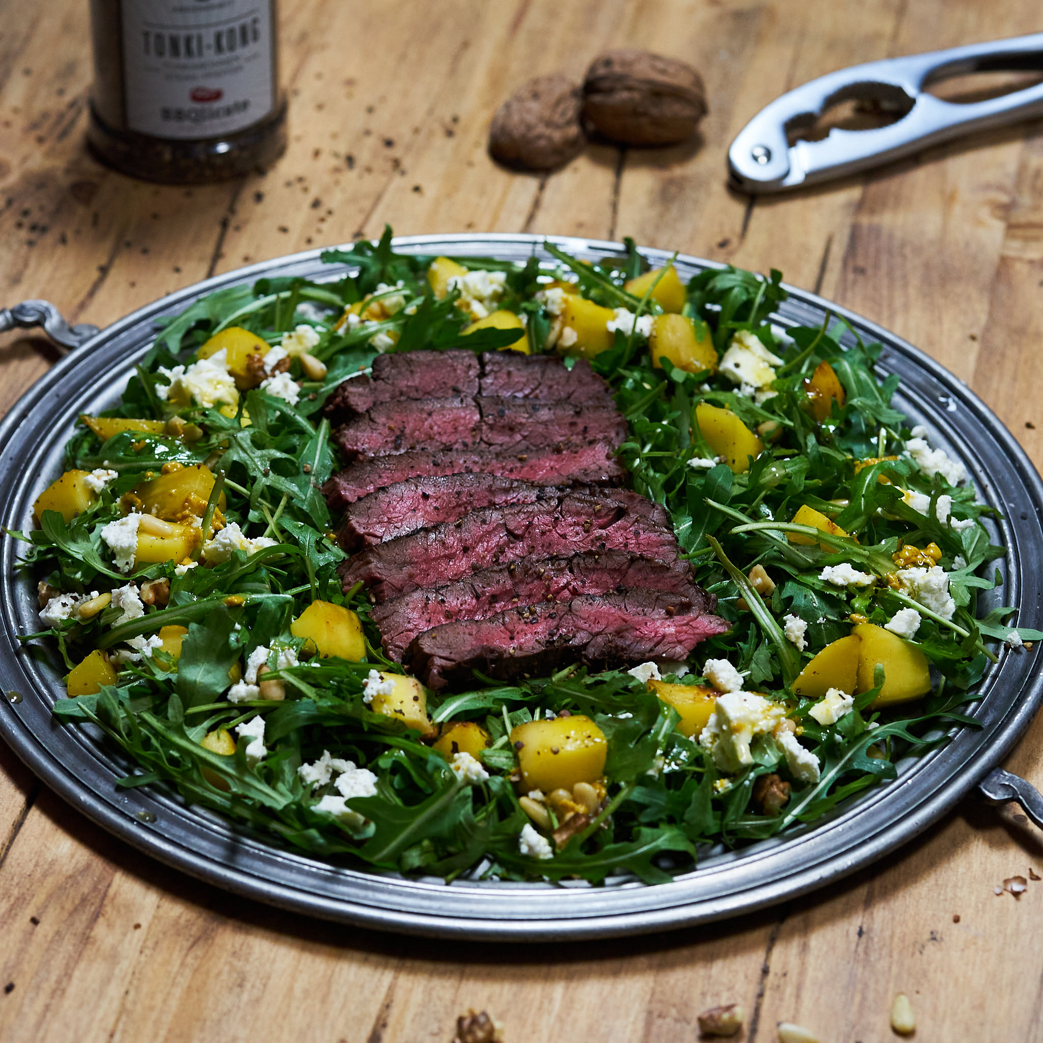 Streifen vom Skirt Steak auf Salat