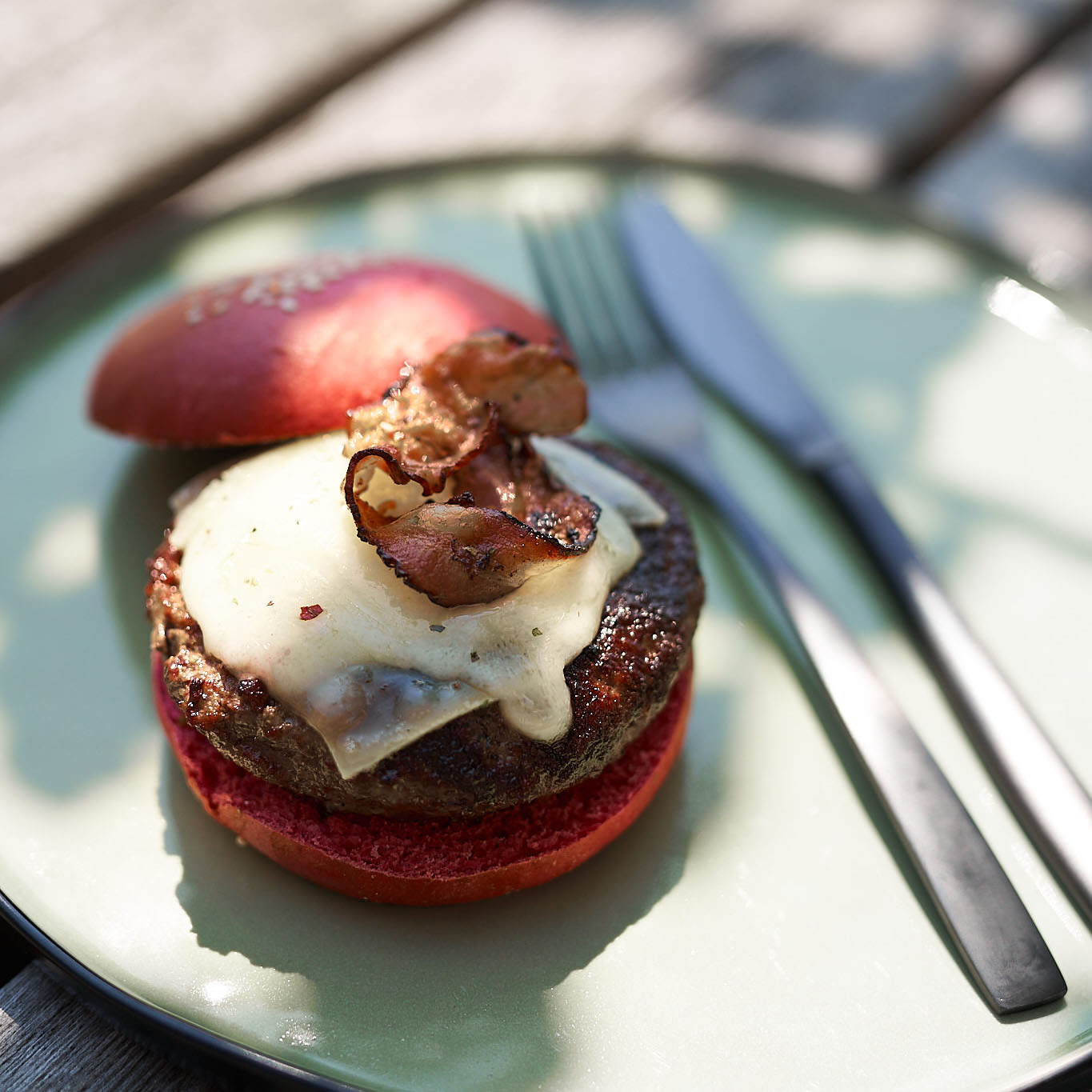 Sommerlicher Burger mit Patties von Fitmeat und rotem Burgerbun