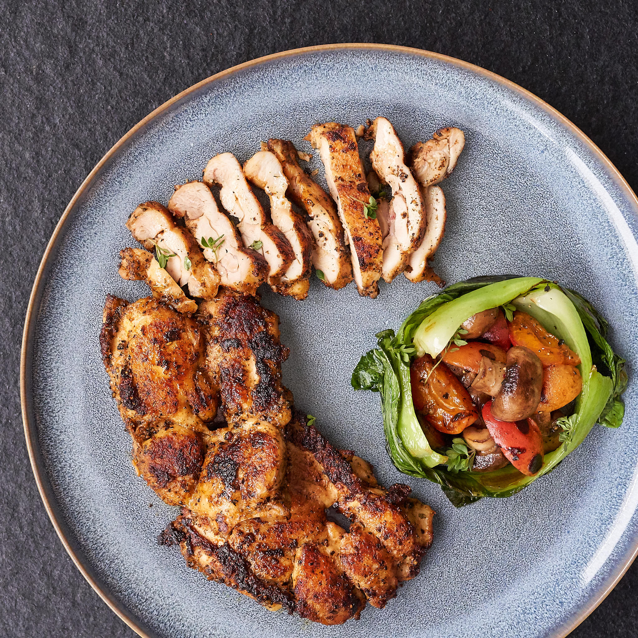 Gegrillte Hendlhaxerl vom Maishendl mit frischem Salat