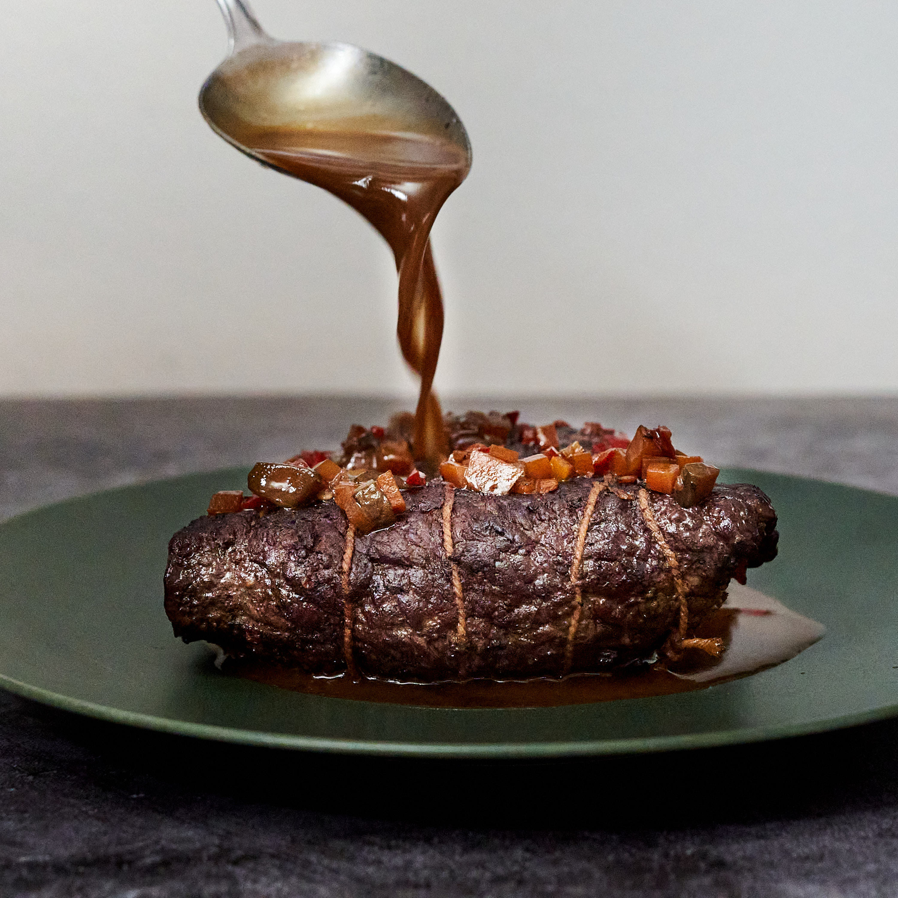 Roulade aus Rinderschnitzel mit Paprika und Zwiebelfuellung