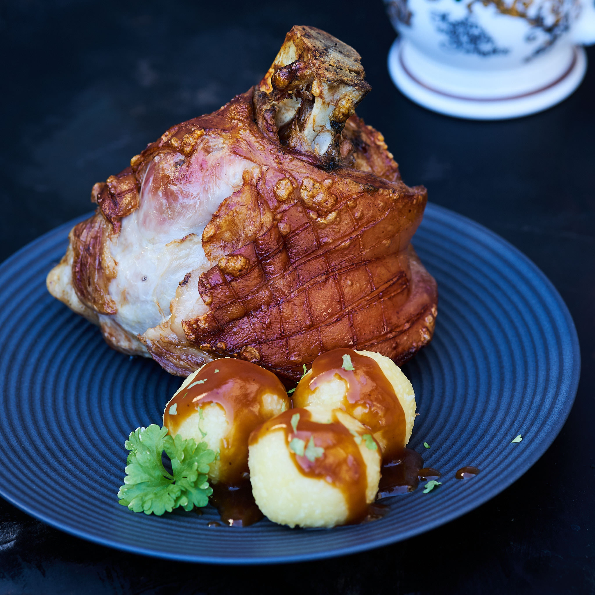 Hintere Stelze gegrillt mit Kartoffelknoedel