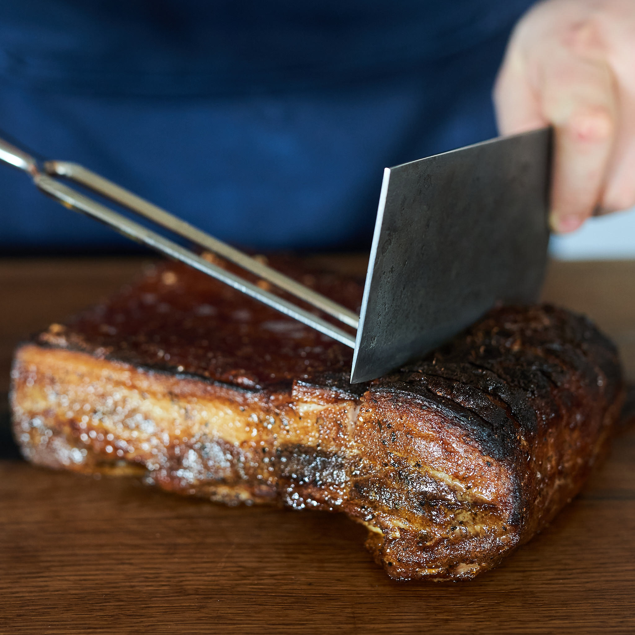 Goldbraun gebratener Schweinebauch vom Strohschwein beim Anschnitt