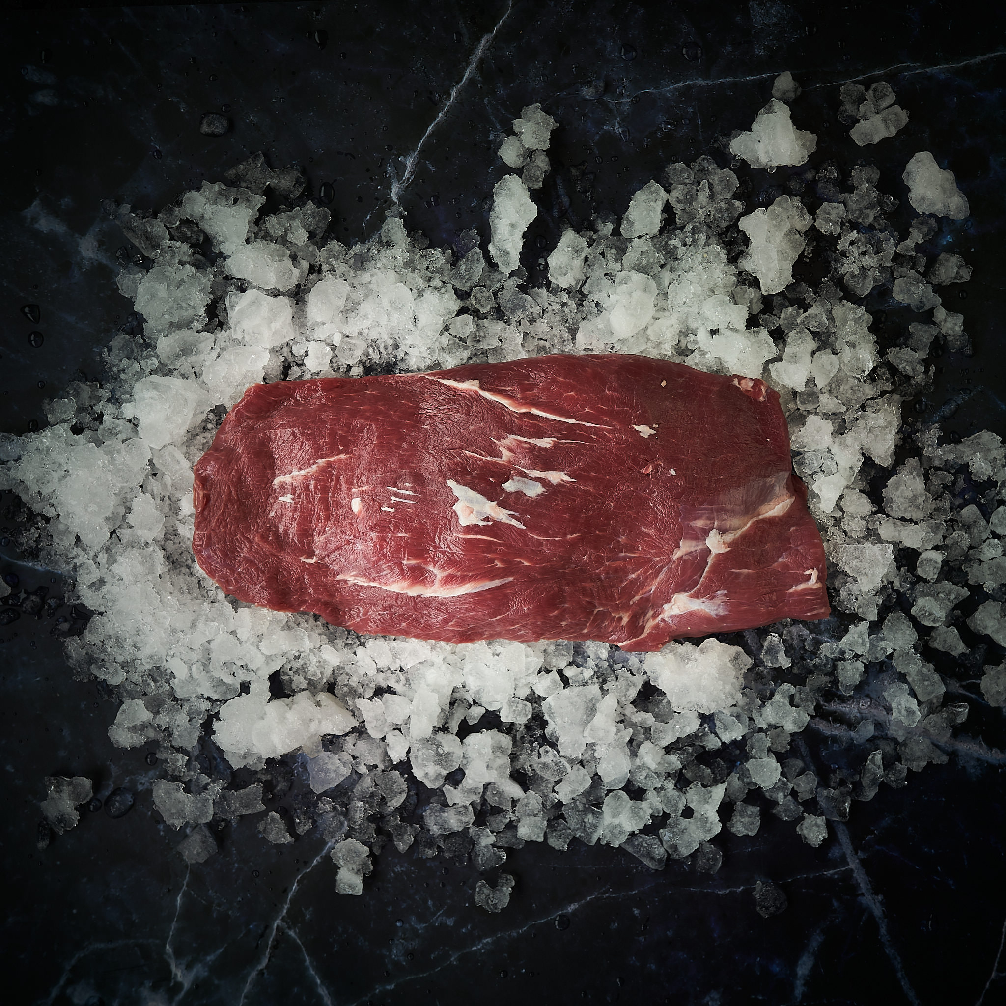 Frisches Flanksteak auf Crushed Ice