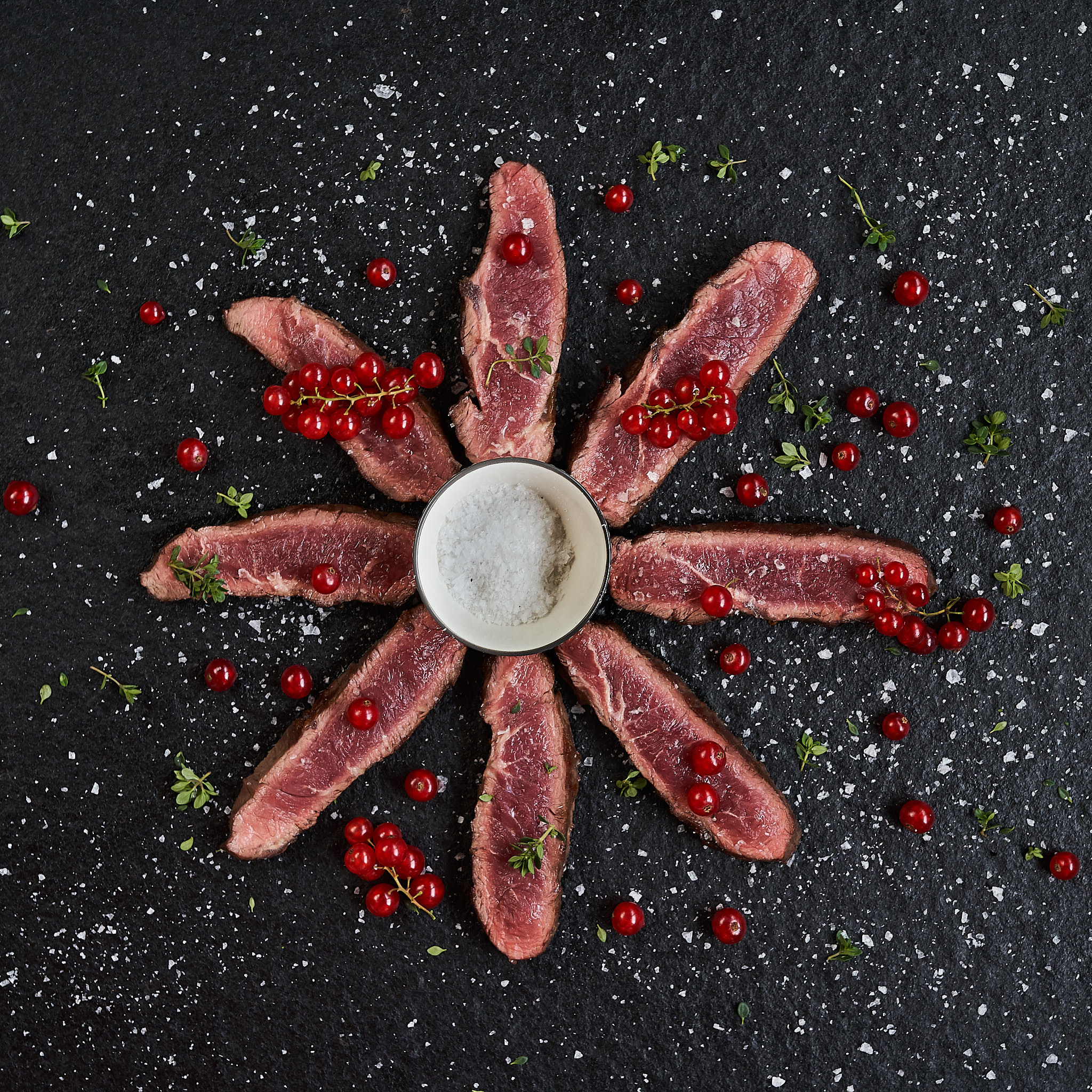 Feine Streifen vom Flat Iron Steak in Sternform aufgelegt mit weisser Sauce
