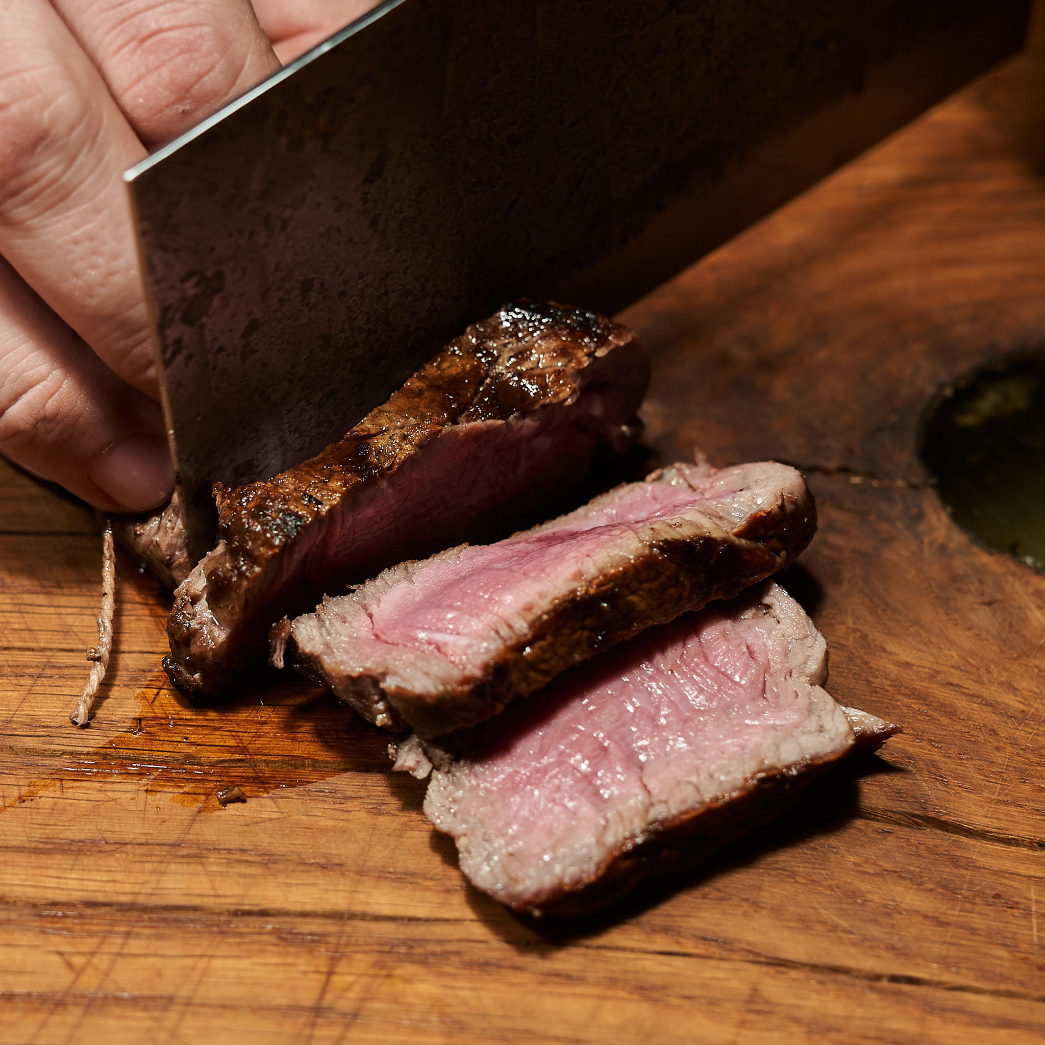 Rinderfilet wird tranchiert