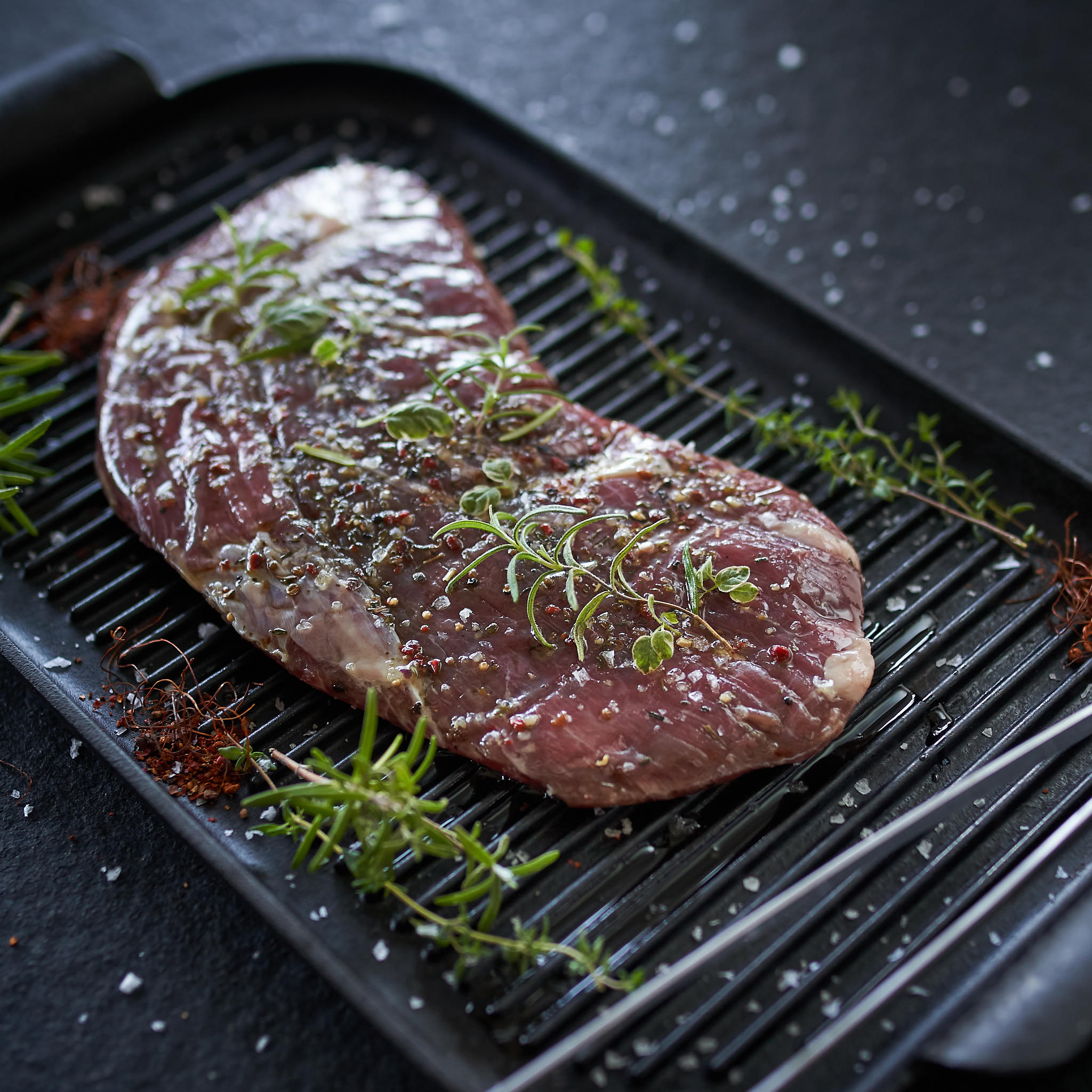 Flanksteak mariniert mit Rosmarin und Pfeffer auf Grillplatte