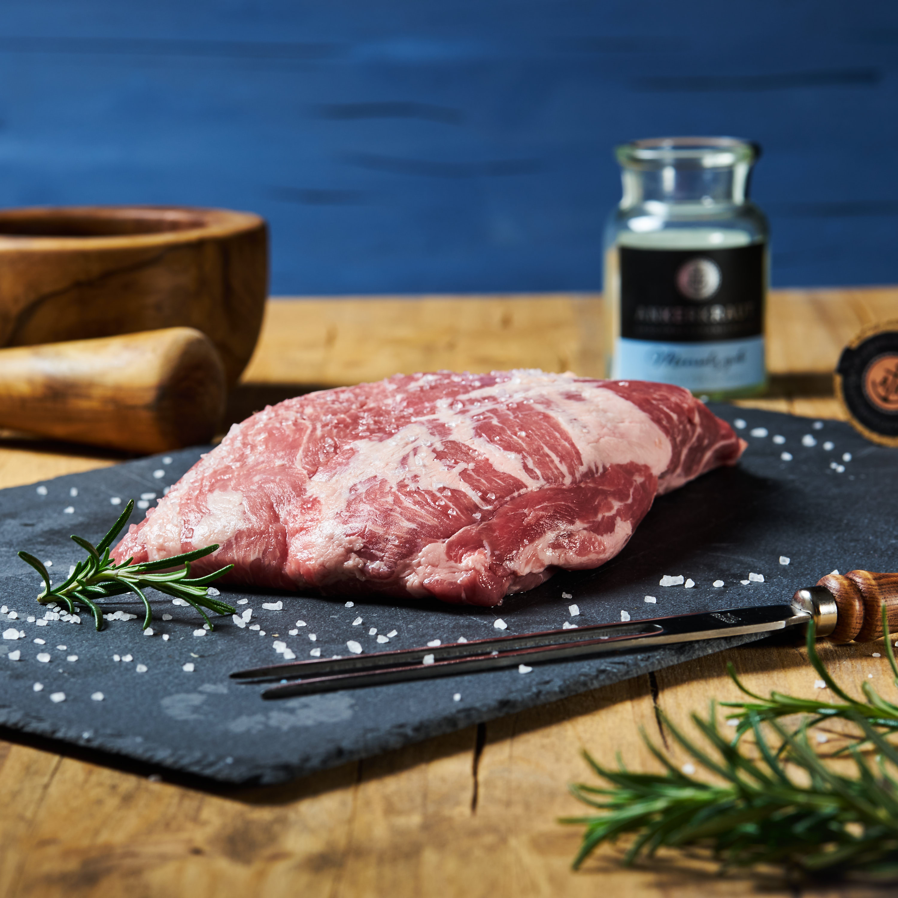 Presa vom Strohschwein im Ganzen auf Steinplatte mit passendem Gewurz