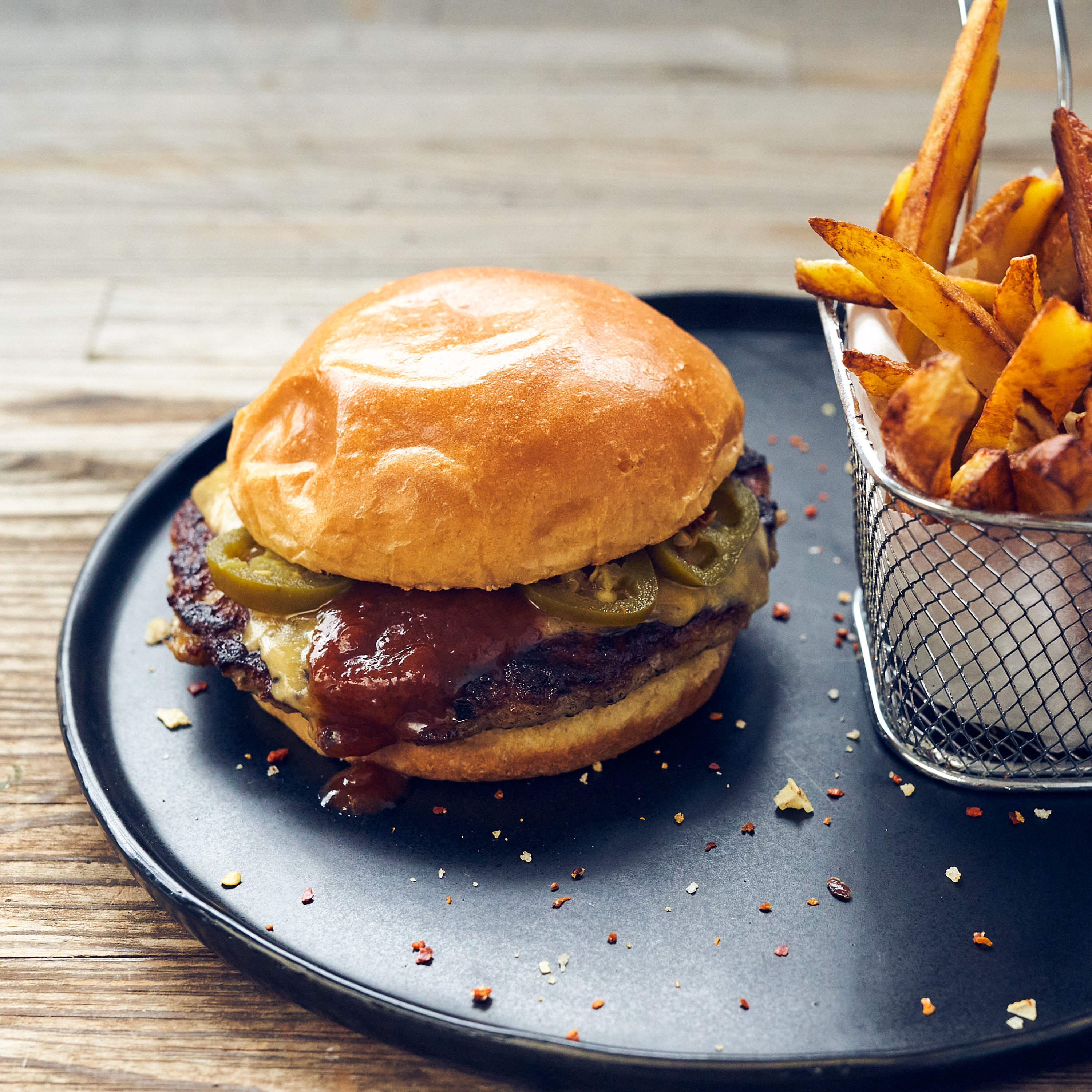 Saftiger Burger mit Lamm-Burgerpatty und Steak-Fries
