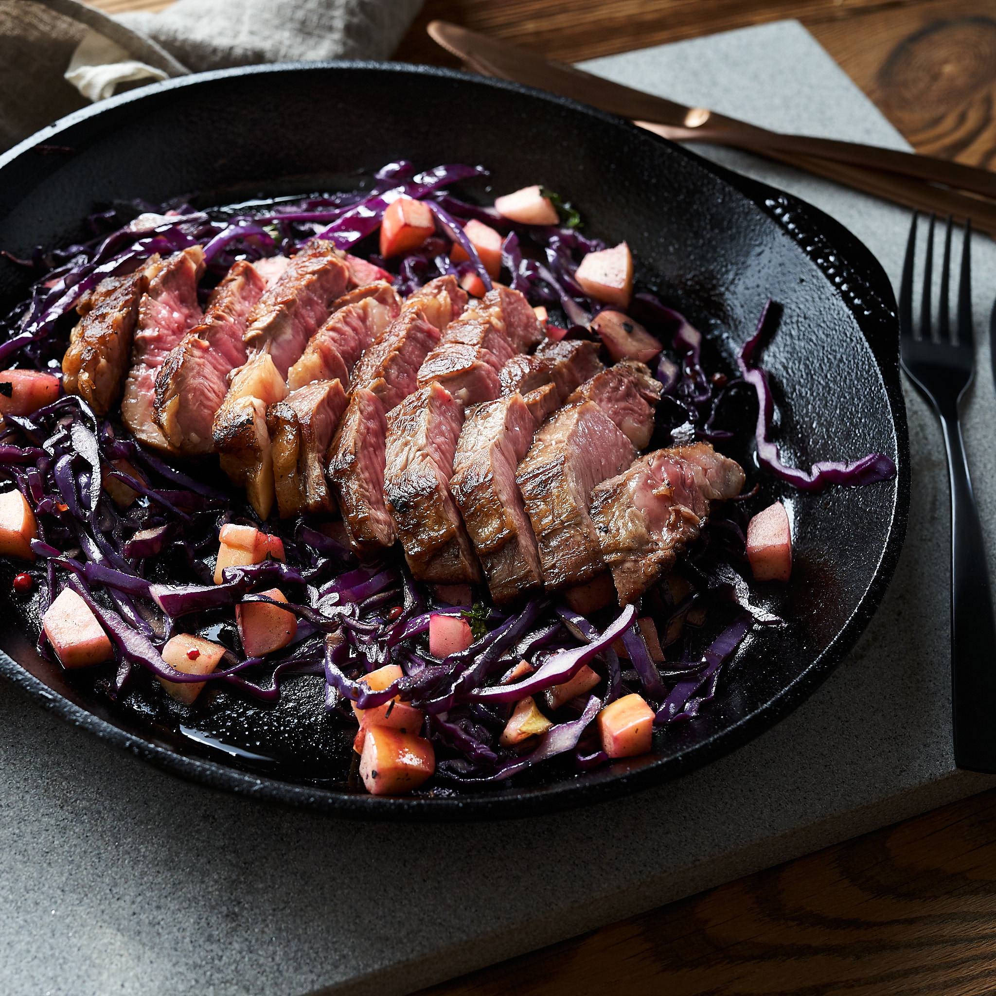 Tranchiertes Chuck Steak auf Rotkraut 