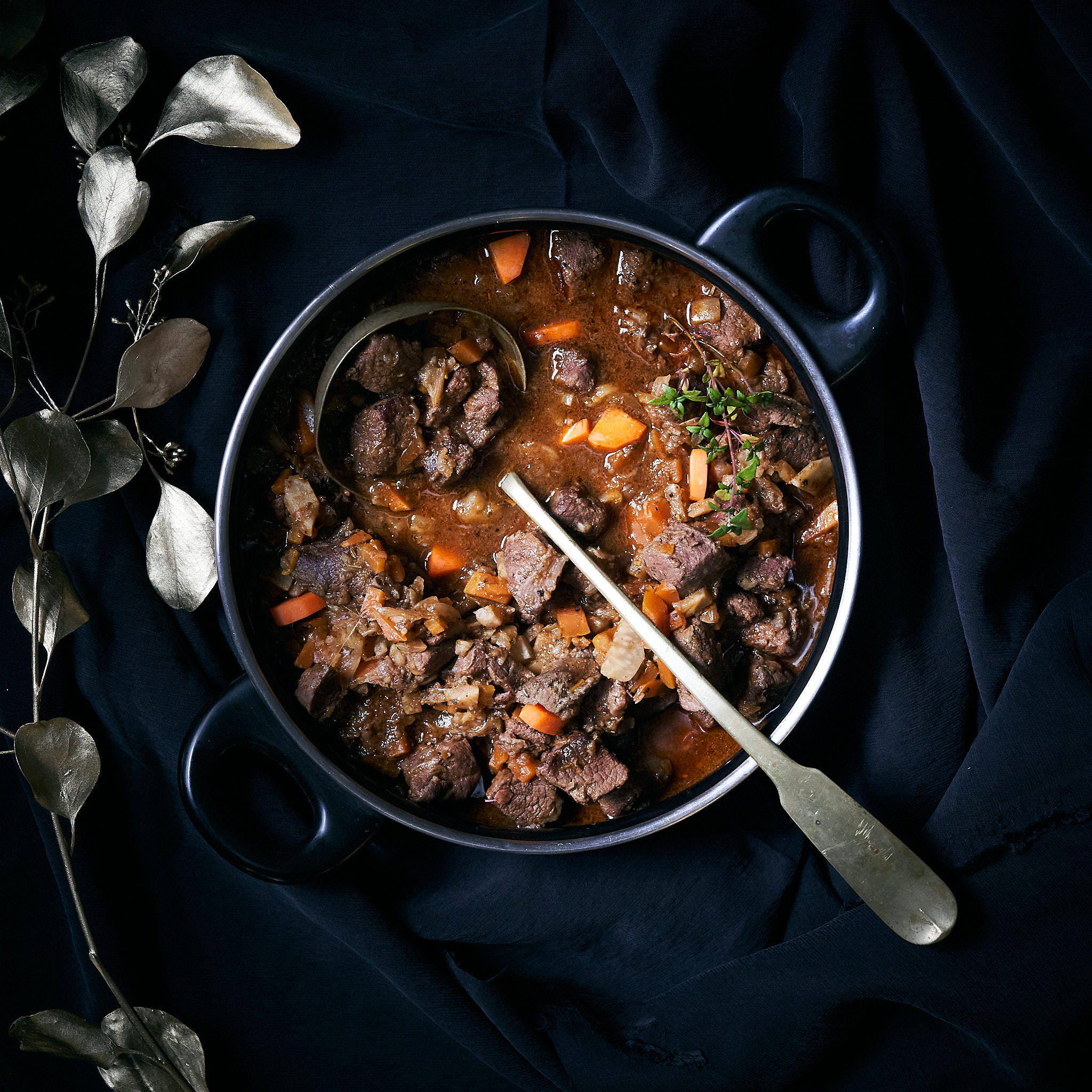 Fitmeat Wildschwein-Ragout serviert in Schuessel mit Gemuese