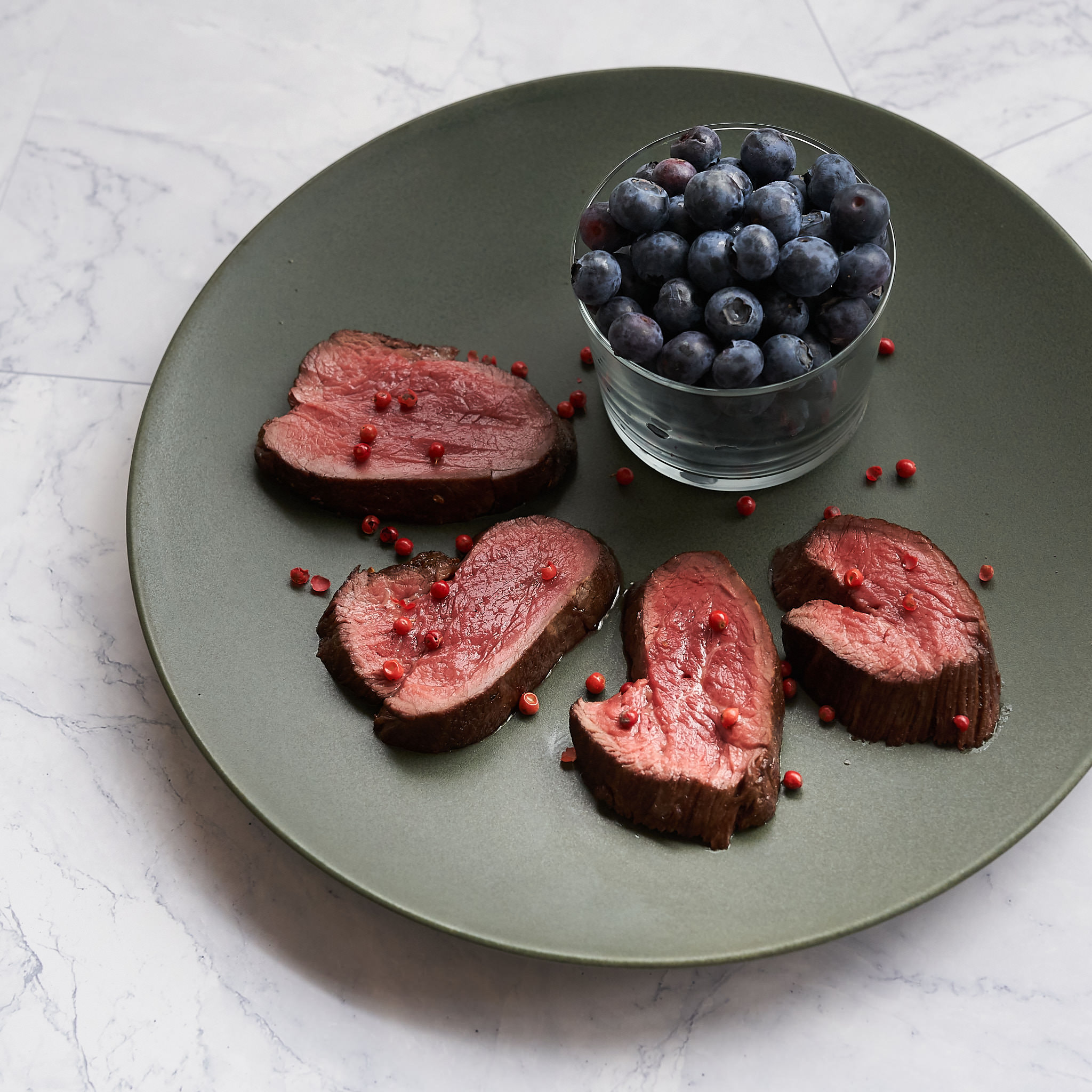 Feine rosa gebratene Rinderfilet Streifen