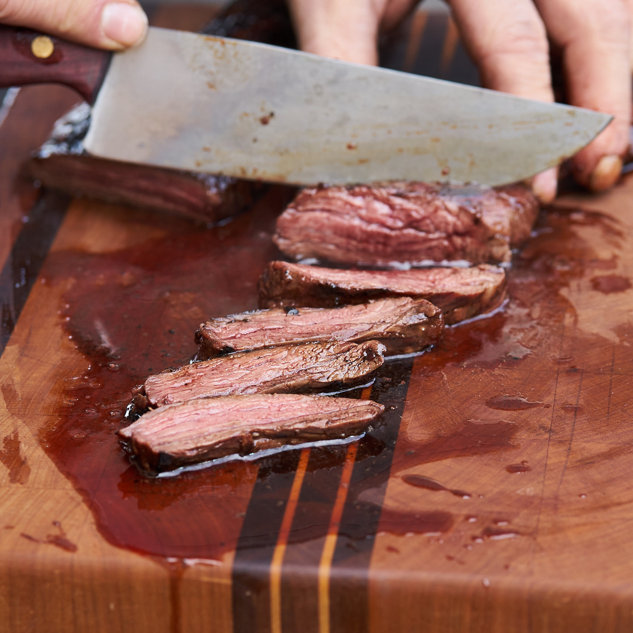 Gegrilltest Skirt Steak wird tranchiert
