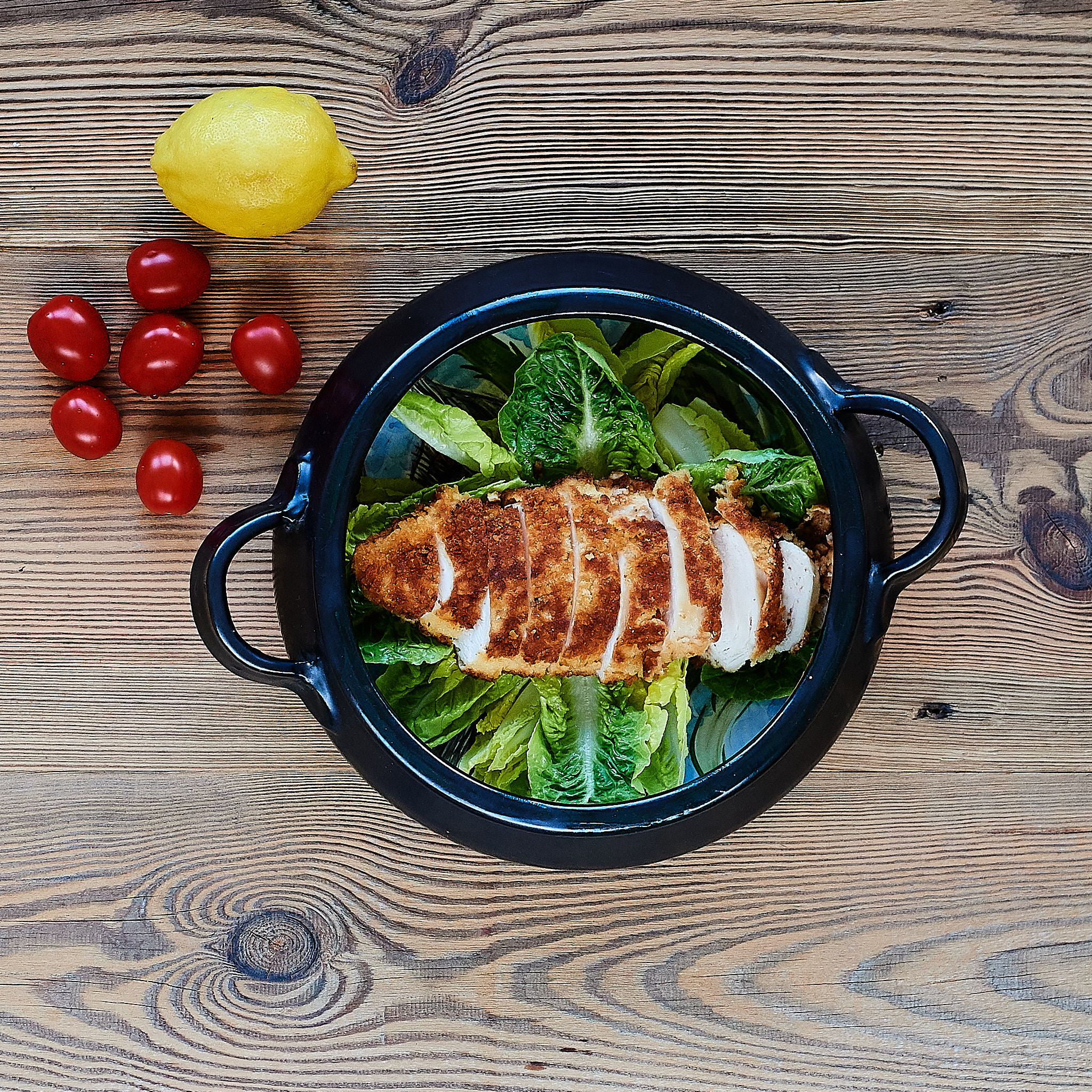 Gebackenes Hendlbrustfilet vom Maishendl auf Salat