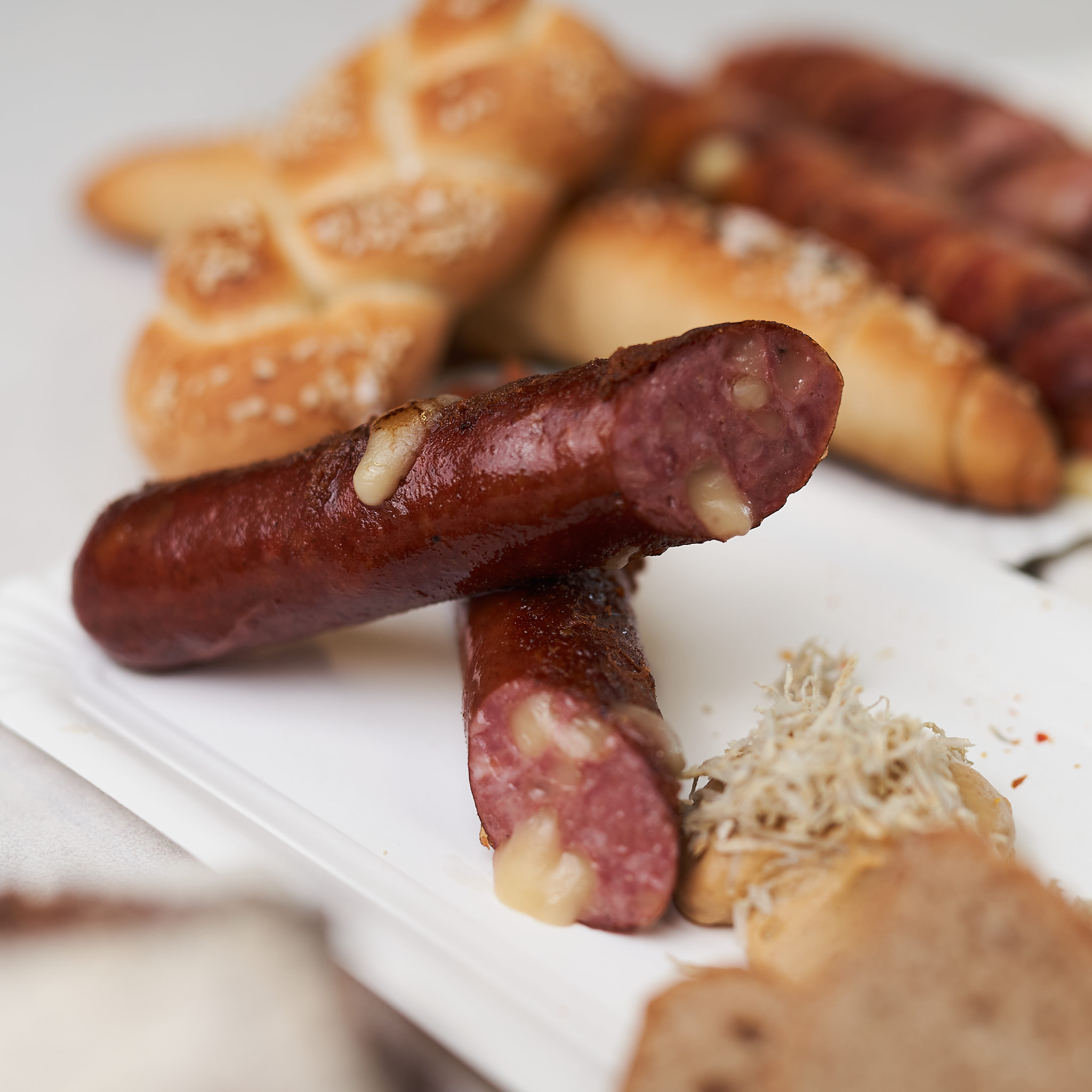 Käsekrainer vom Rind mit Senf und Gebäck