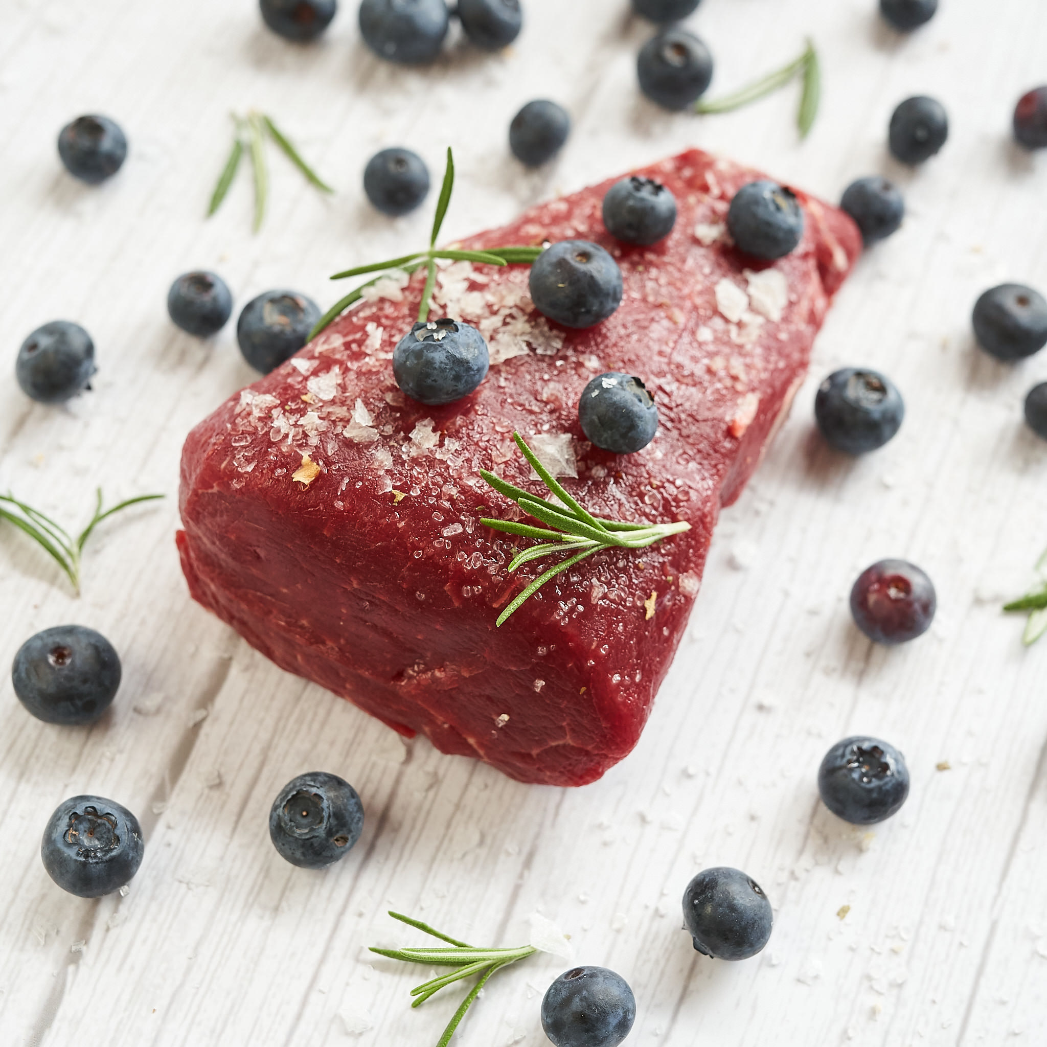 Rinderfilet von der Kalbin mit Blaubeeren angerichtet