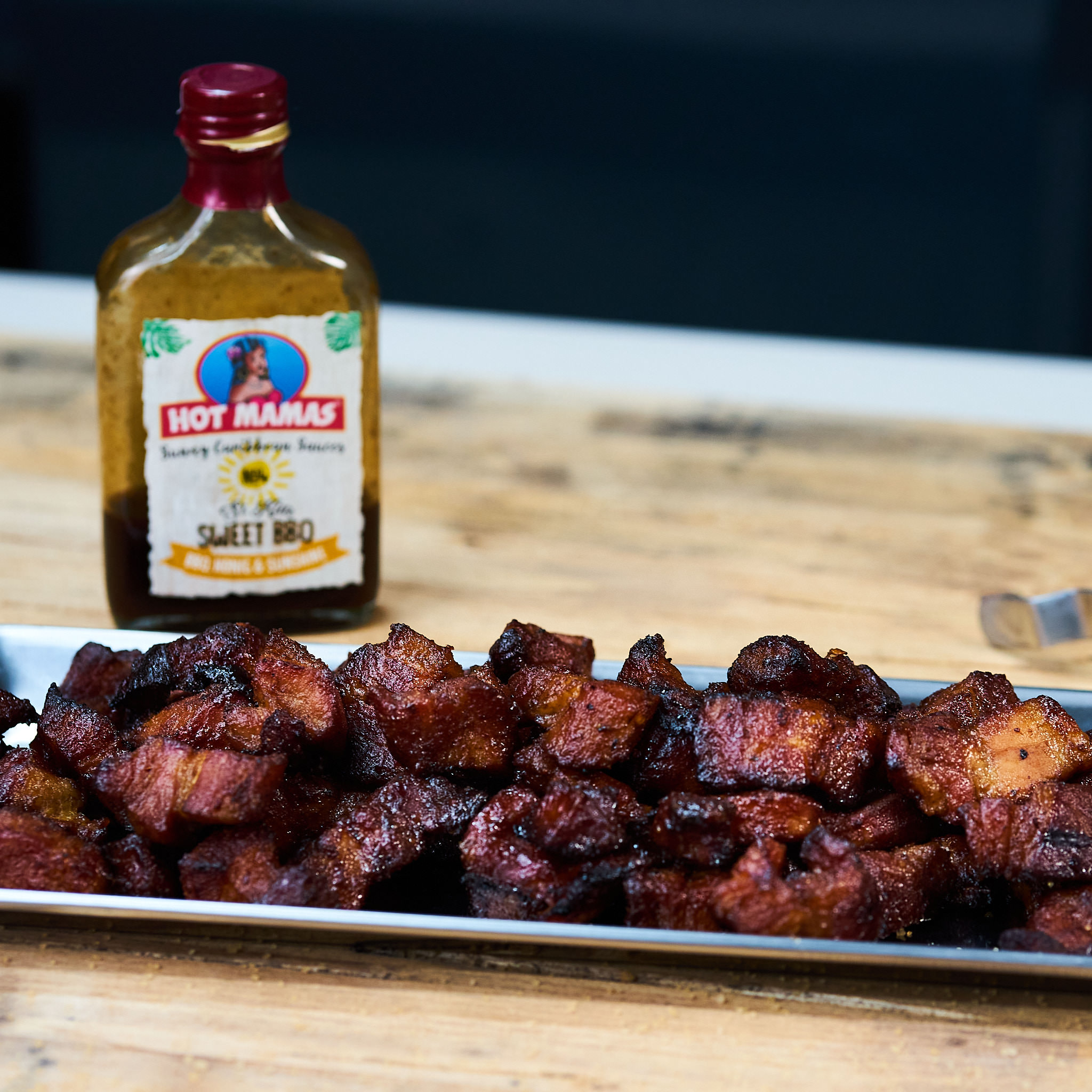 Plate Ribs gegrillt serviert auf schwarzem Teller