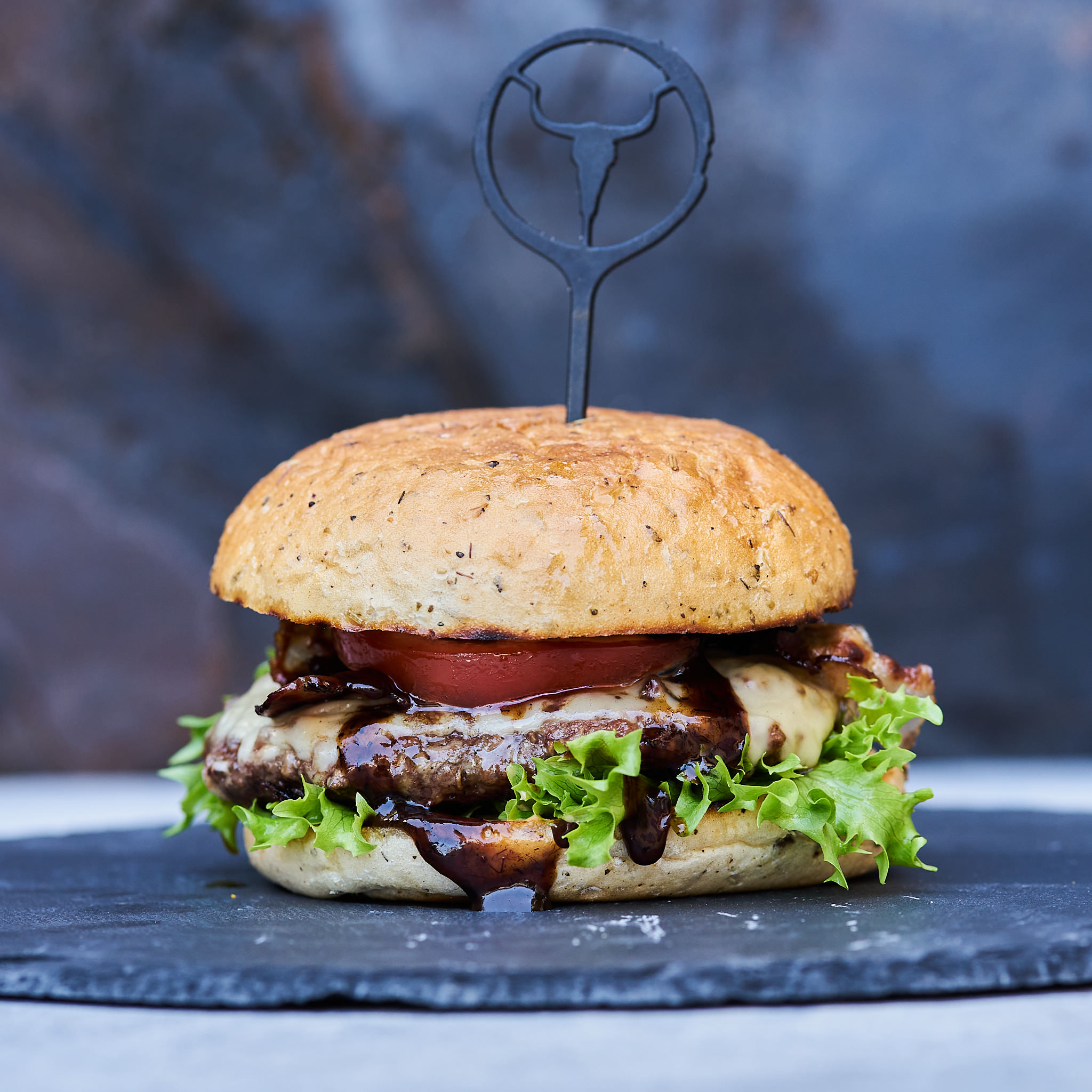 Saftiger Burger mit Patties von Fitmeat, Salat, Zwiebel, Kaese und Bacon