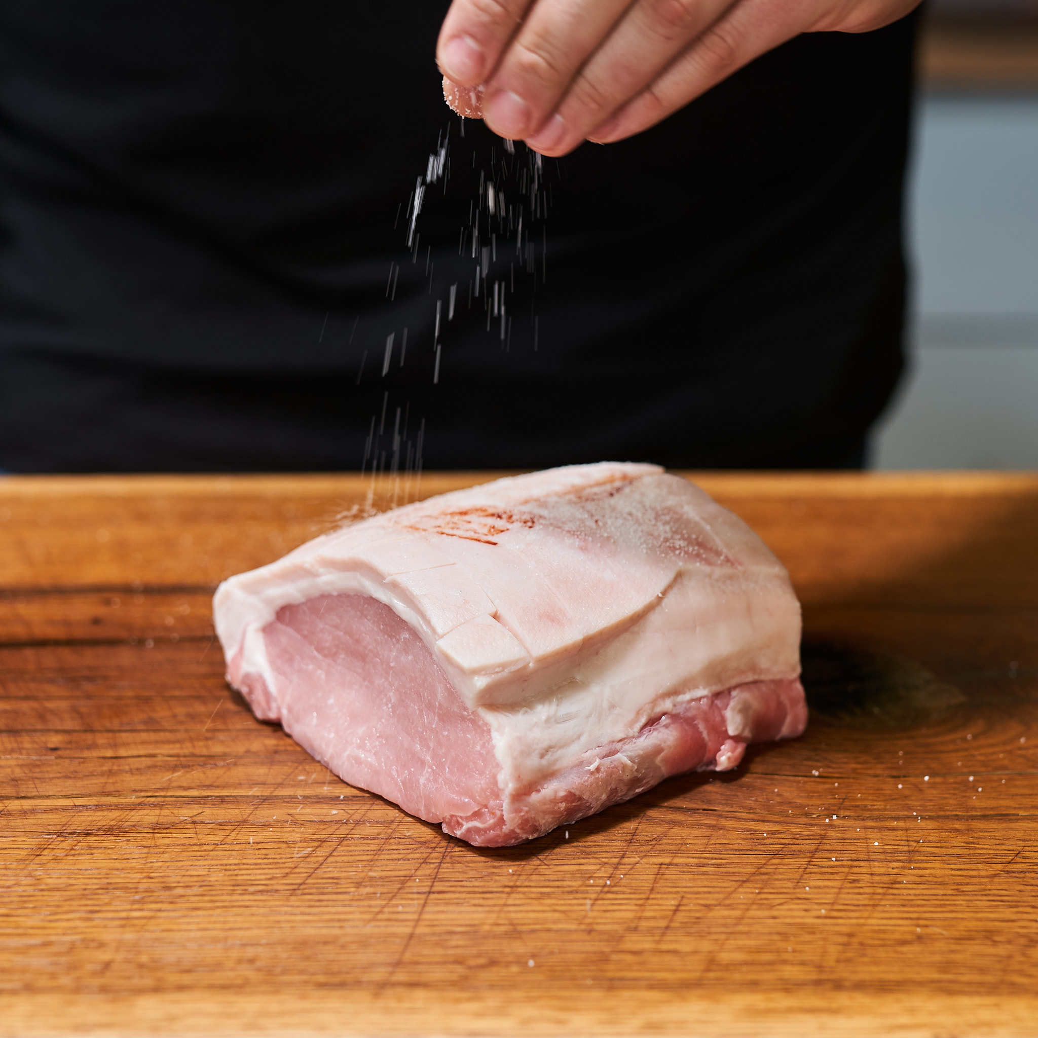 Karree mit Schwarte wird gesalzen