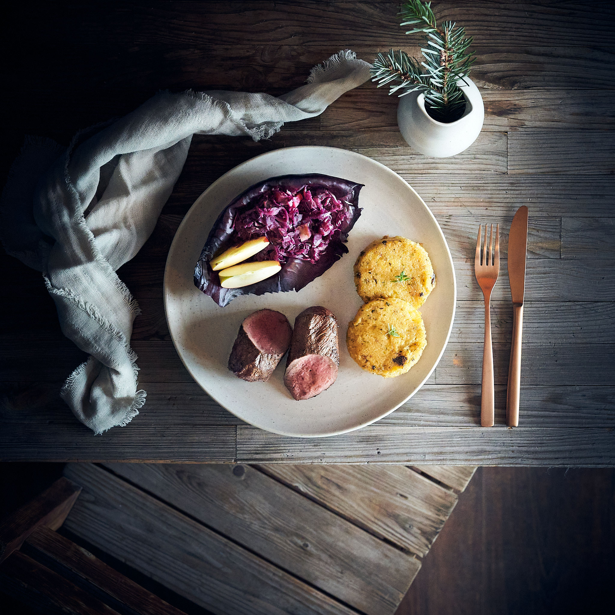 Filet vom Hirsch serviert mit Kartoffelpuffer und Rotkraut