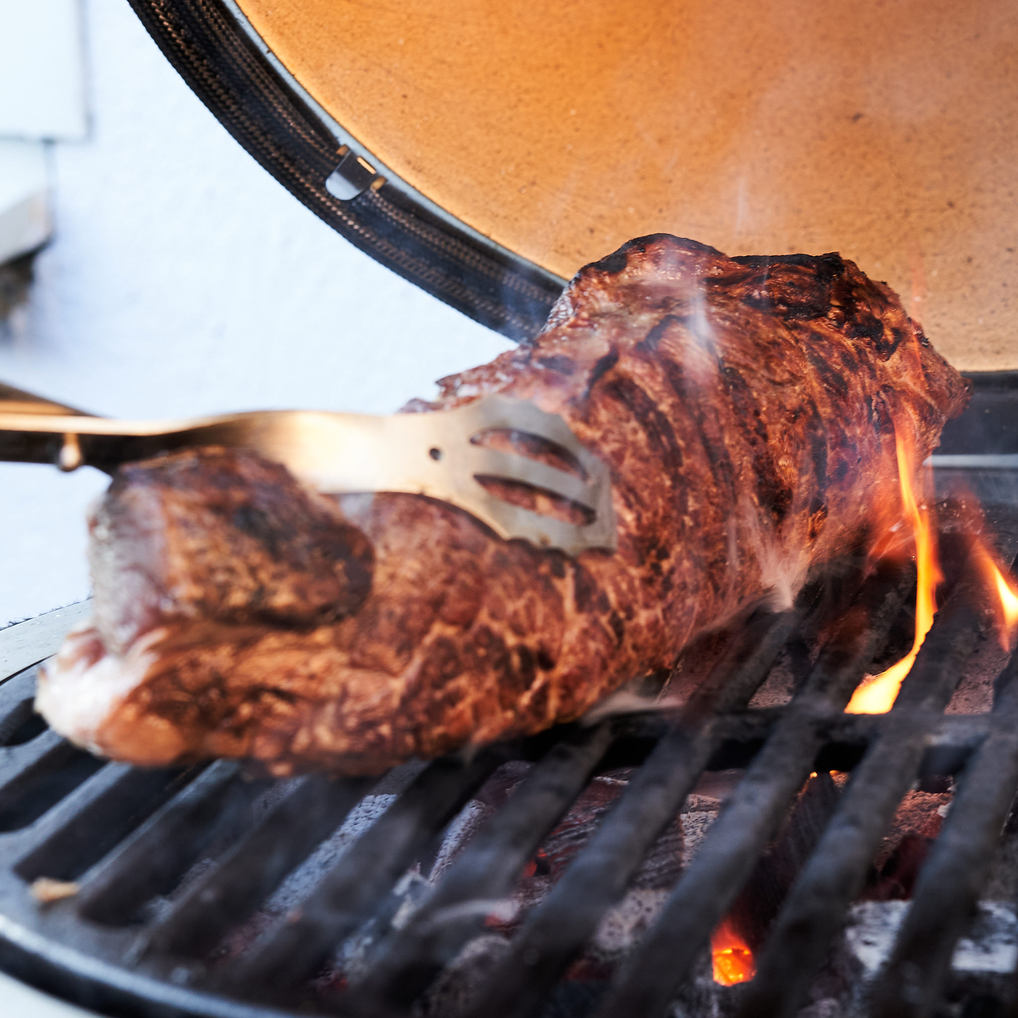 Gegrilltest Denver Cut Steak mit Roestaromen auf Grillrost