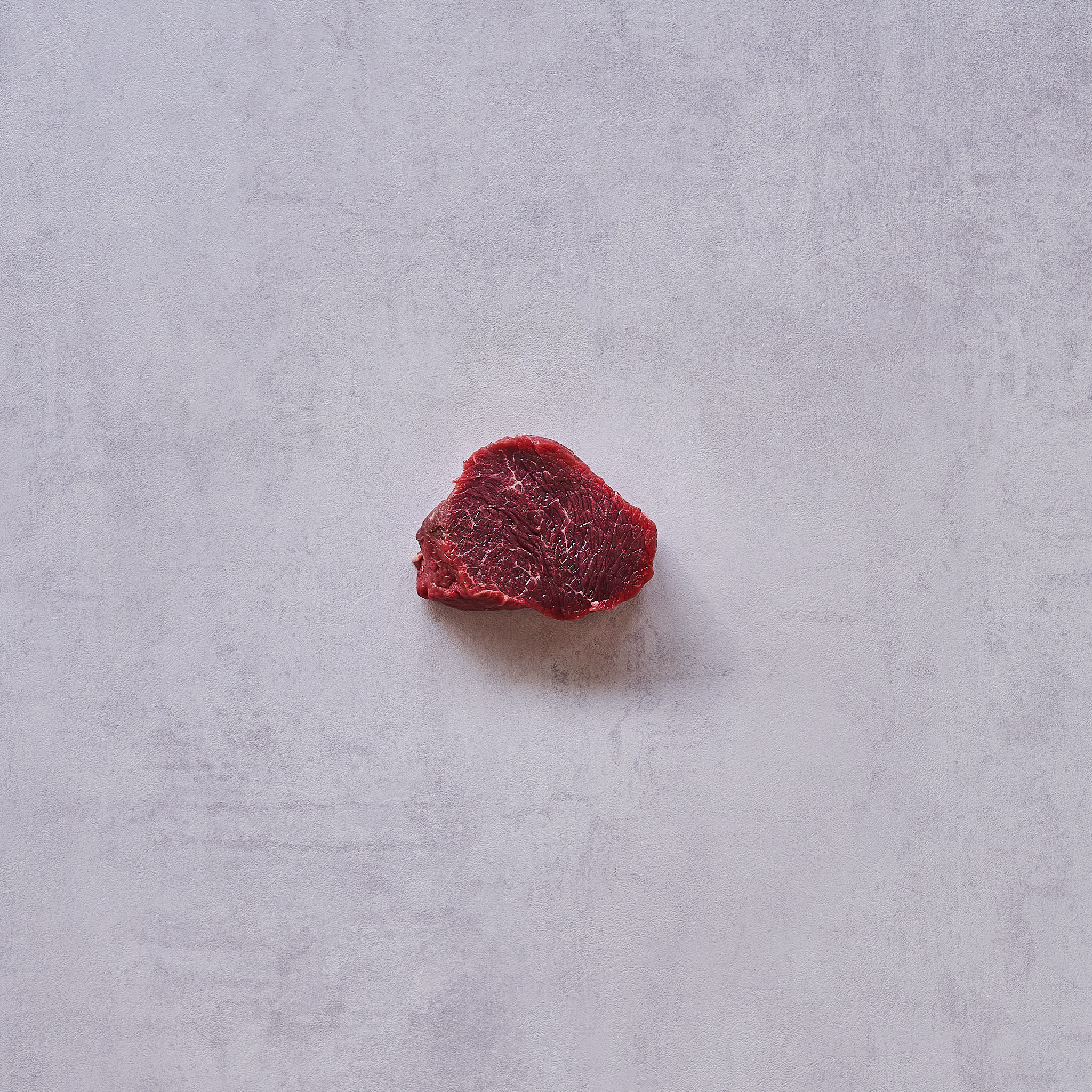 Dry Aged Hueftsteak Cut auf weissem Hintergrund