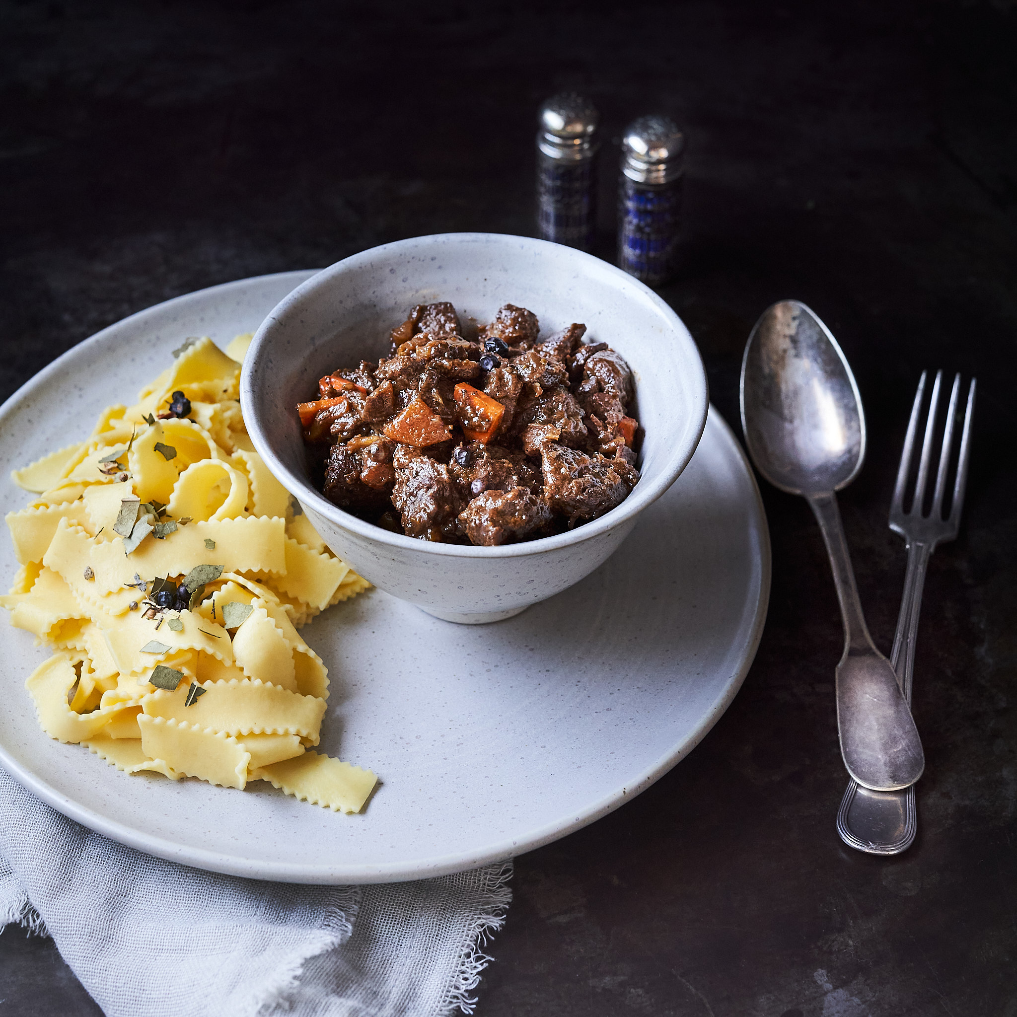 Fitmeat Rehragout serviert mit Bandnudeln