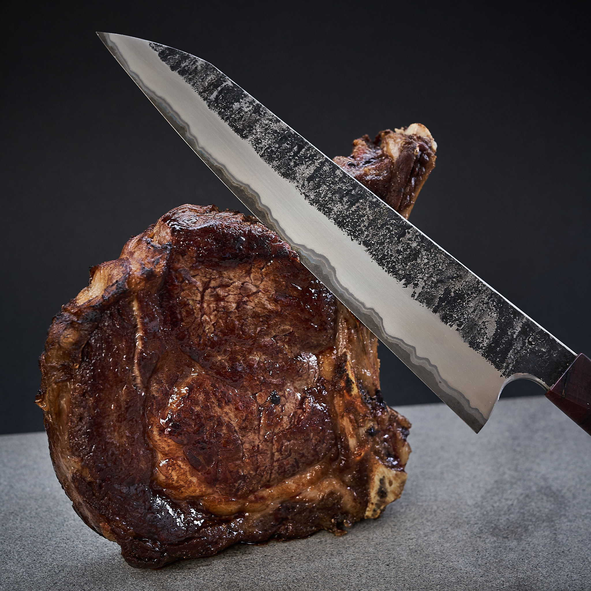Rib Eye Steak on Bone gegrillt mit Kuechenmesser von Martin Huber