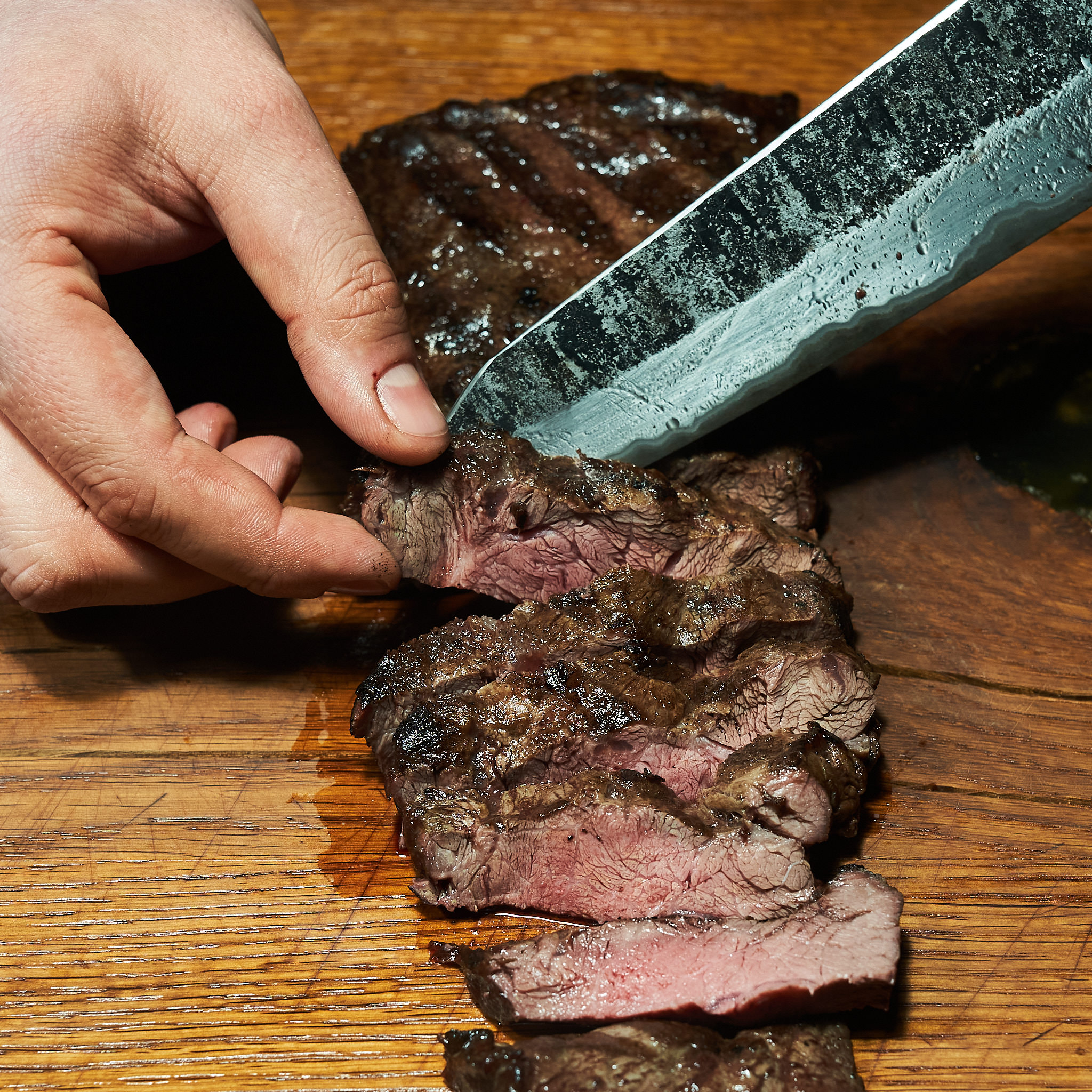 Chuck Steak wird in feine Streifen geschnitten