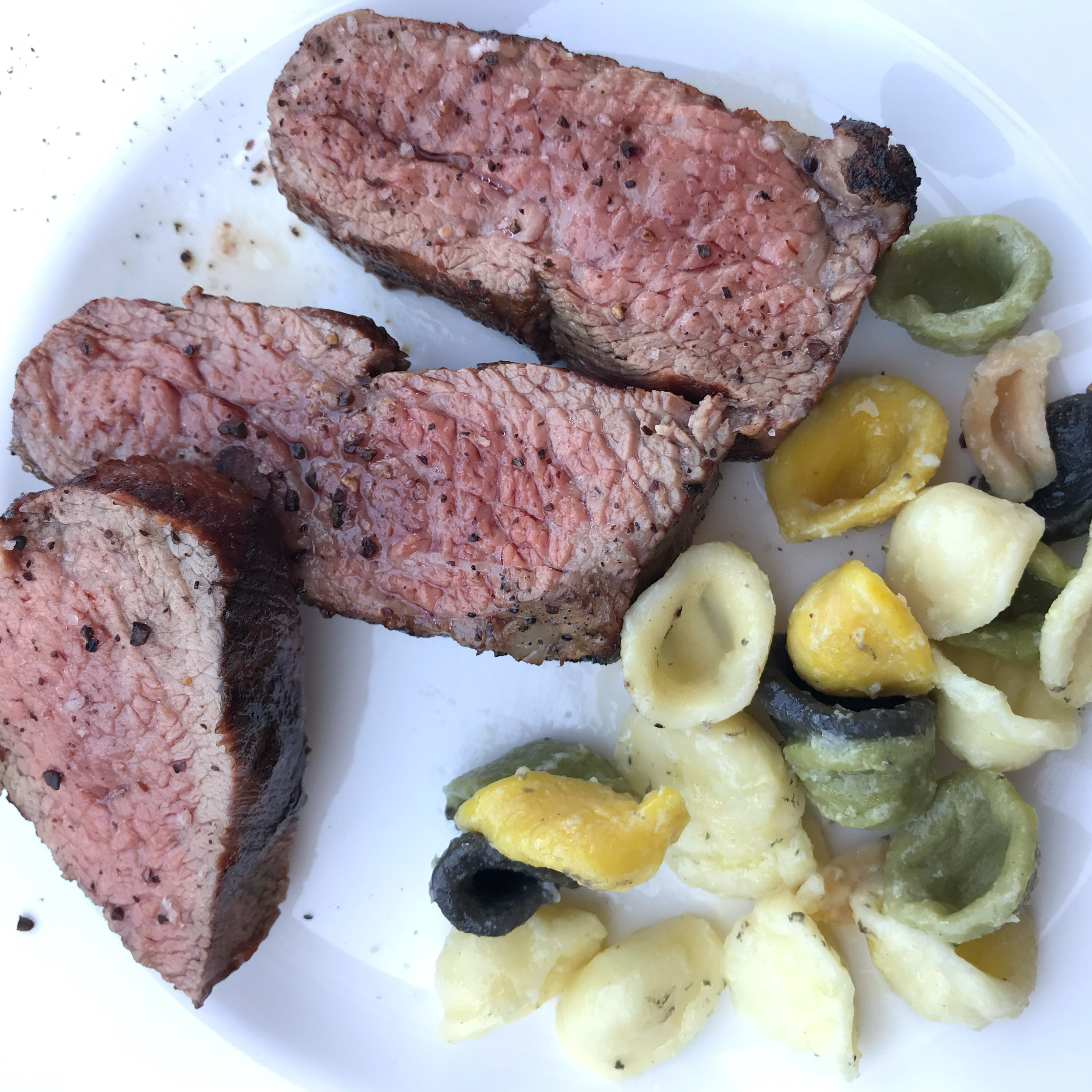 Gebratenes Tri-Tip Steak vom Rind mit Nudeln