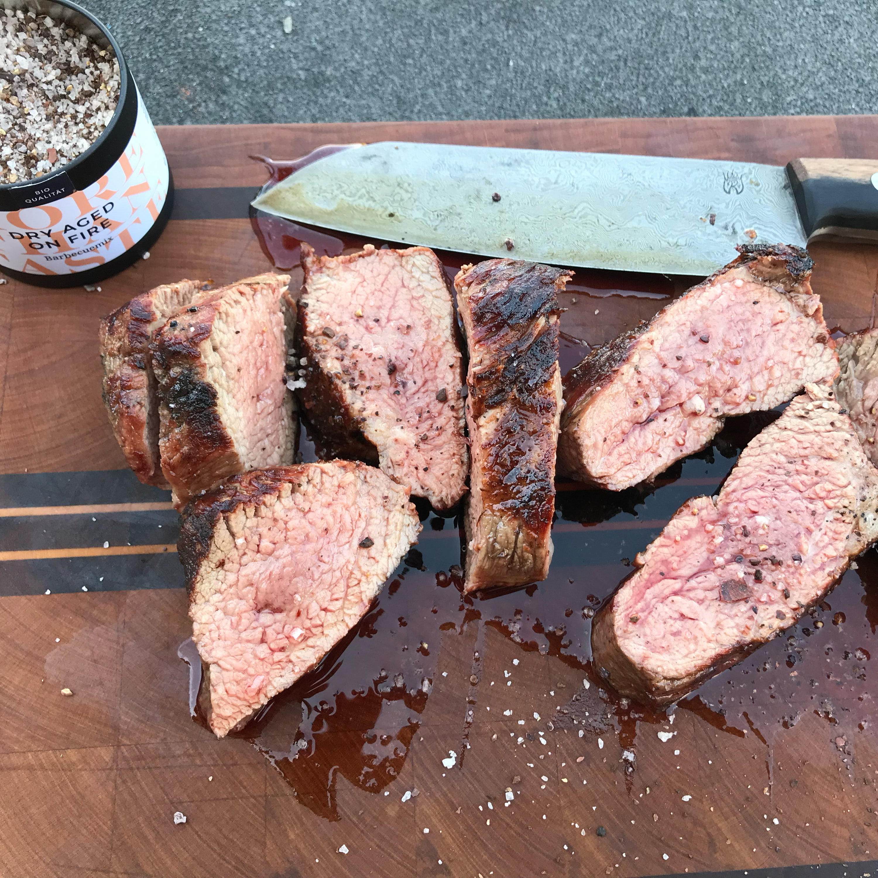 Tri-Tip Steak von Fitmeat in Scheiben geschnitten