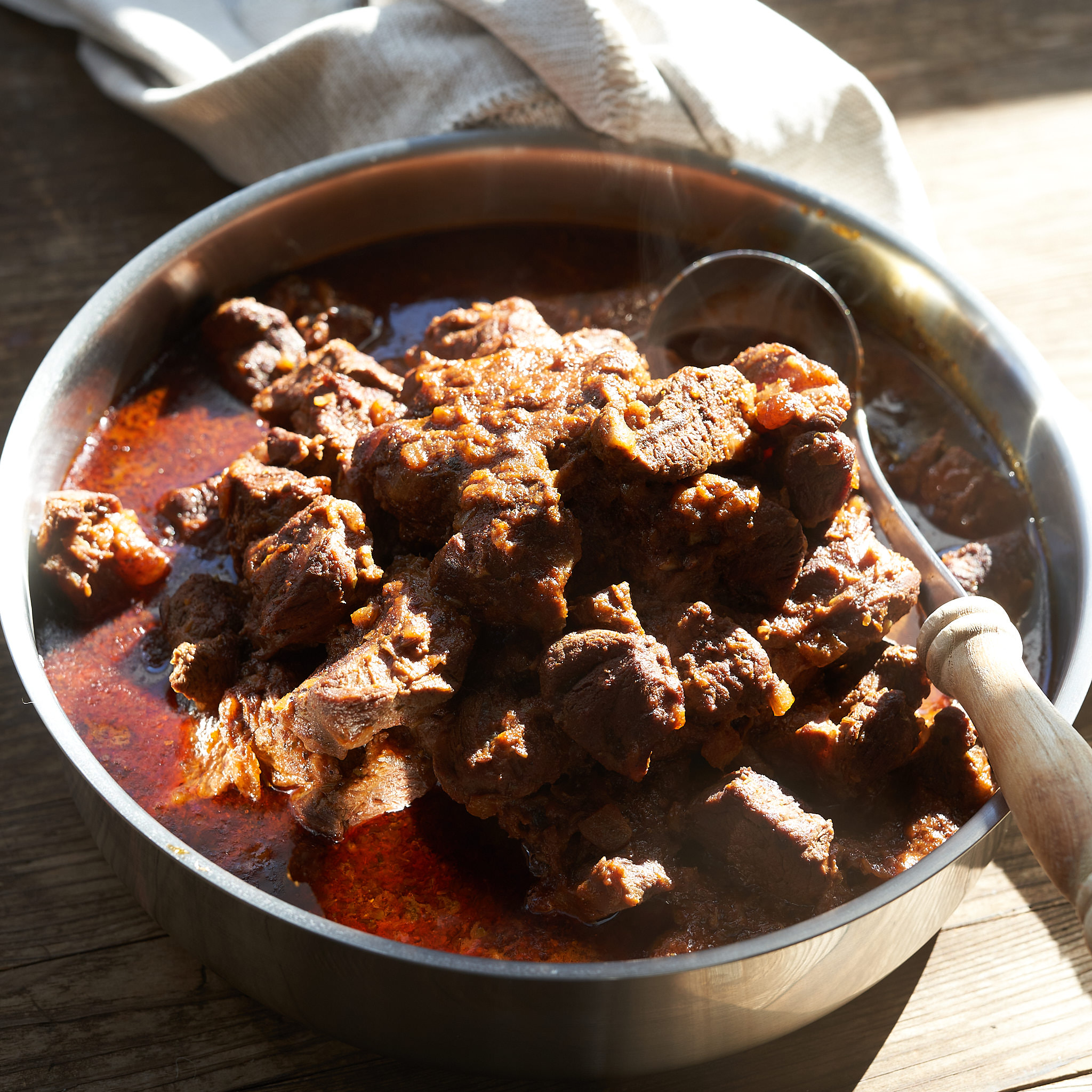 Herzhaftes Gulasch in dunkler Schuessel