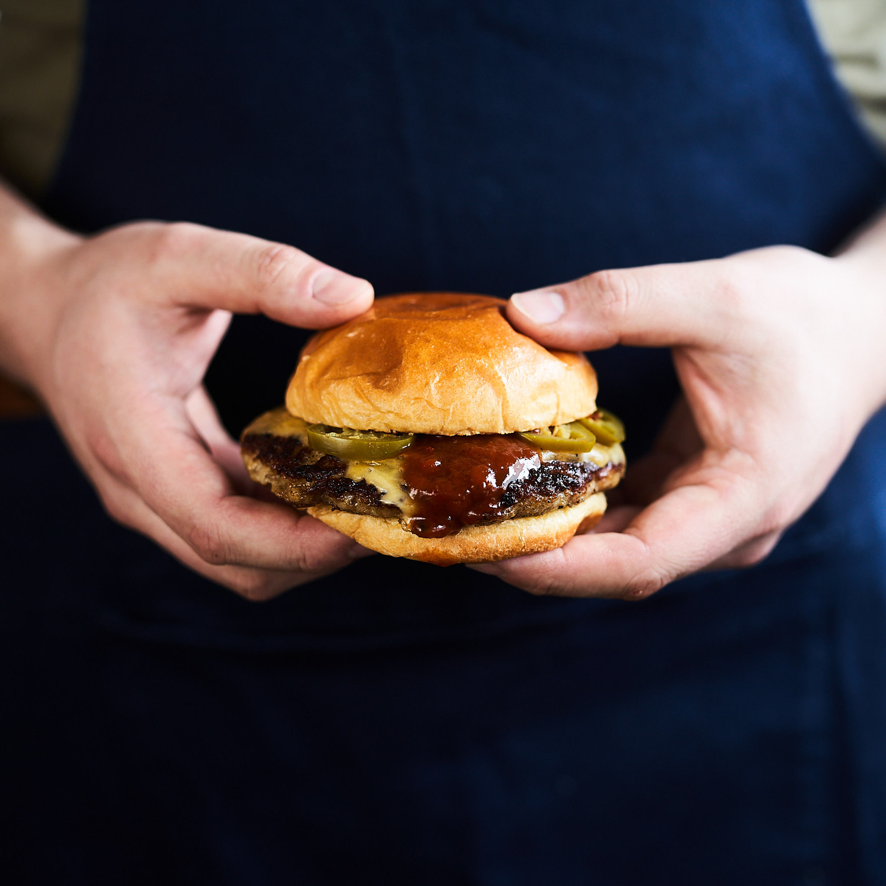 Sebastian haelt Bruger mit Patty vom Lamm