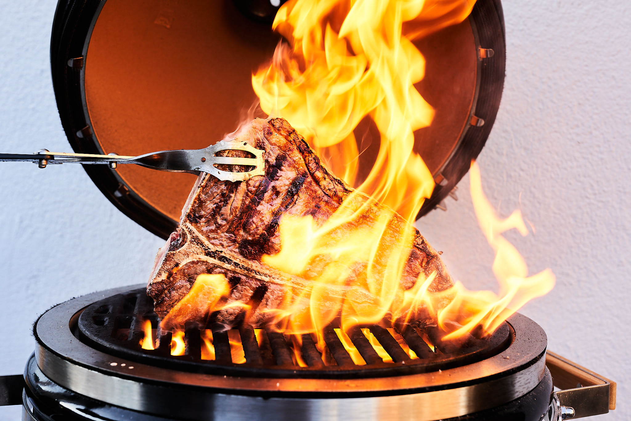 T-Bone Steak auf dem Grill über offener Flamme