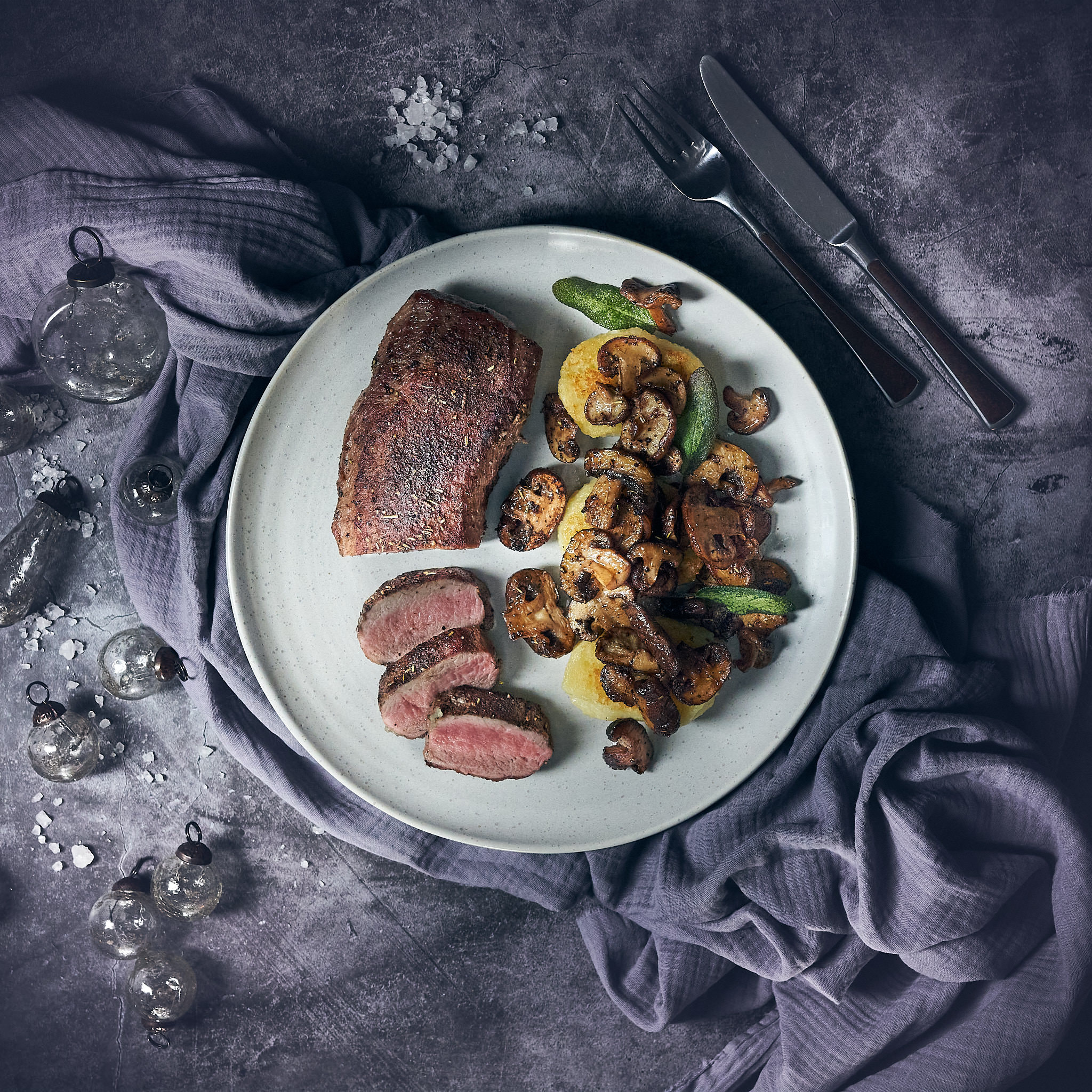 Fitmeat Wildschwein-Filet gebraten und mit Ofengemüse serviert