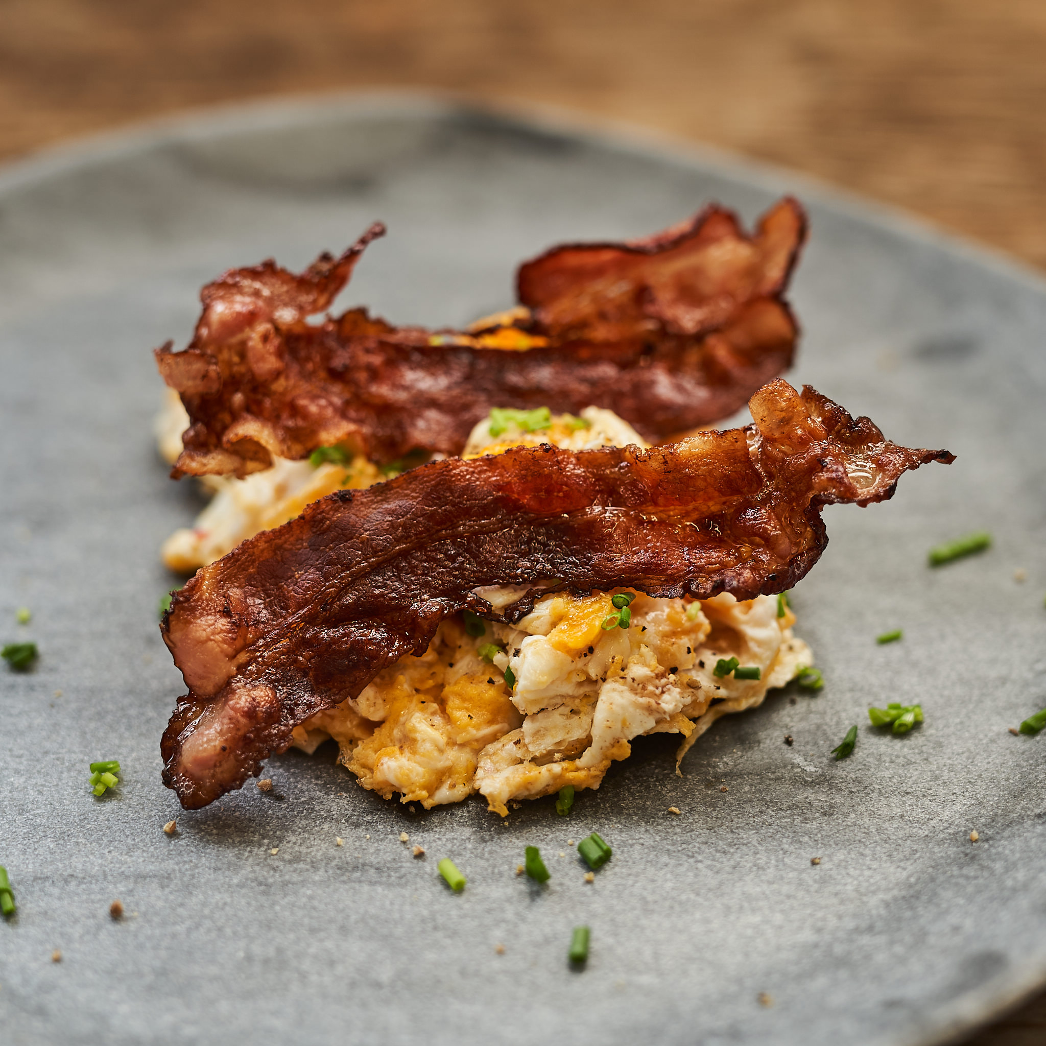 Knusprig gebratener Hamburgerspeck auf Eierspeis