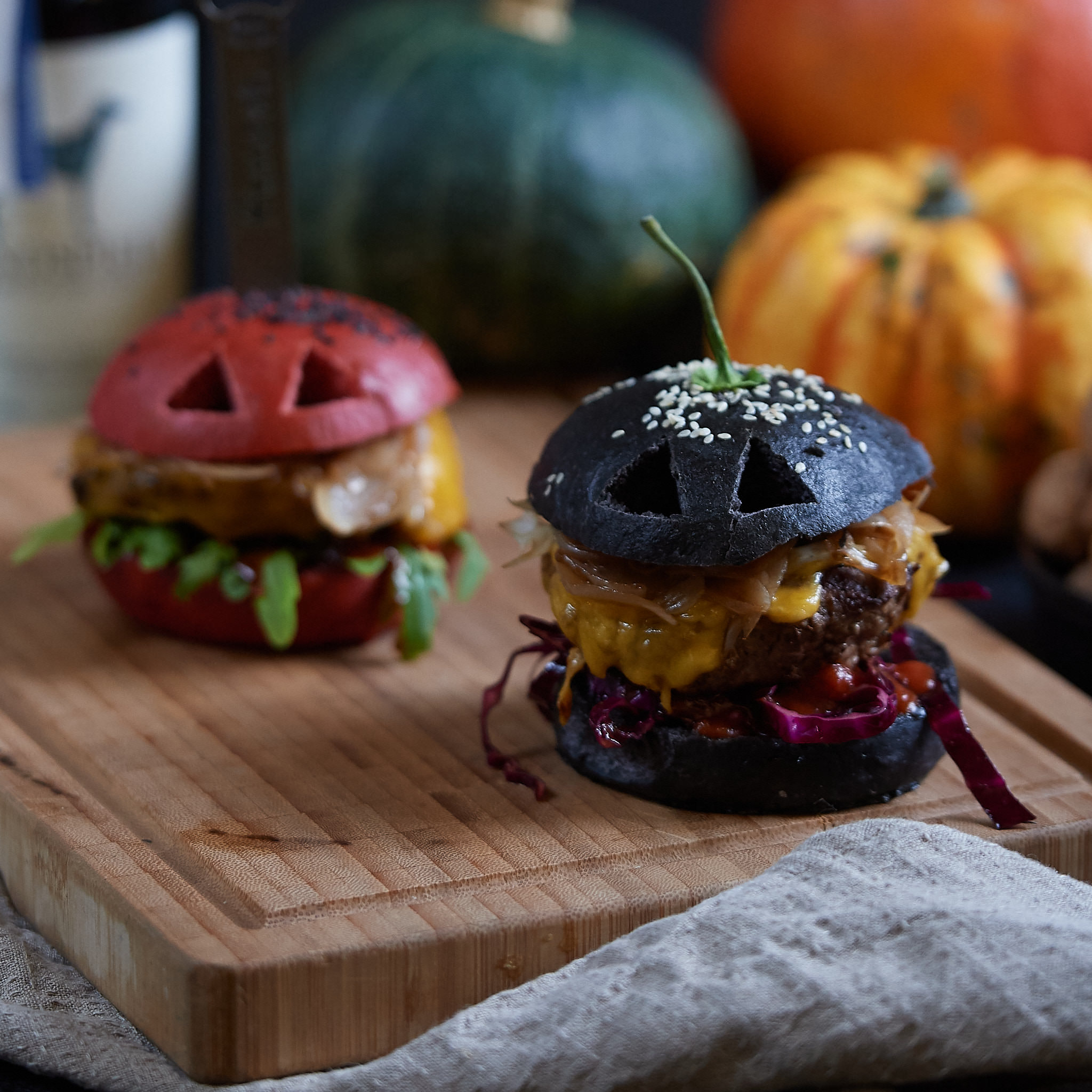 Halloween Burger von Fitmeat mit schwarzem Bun