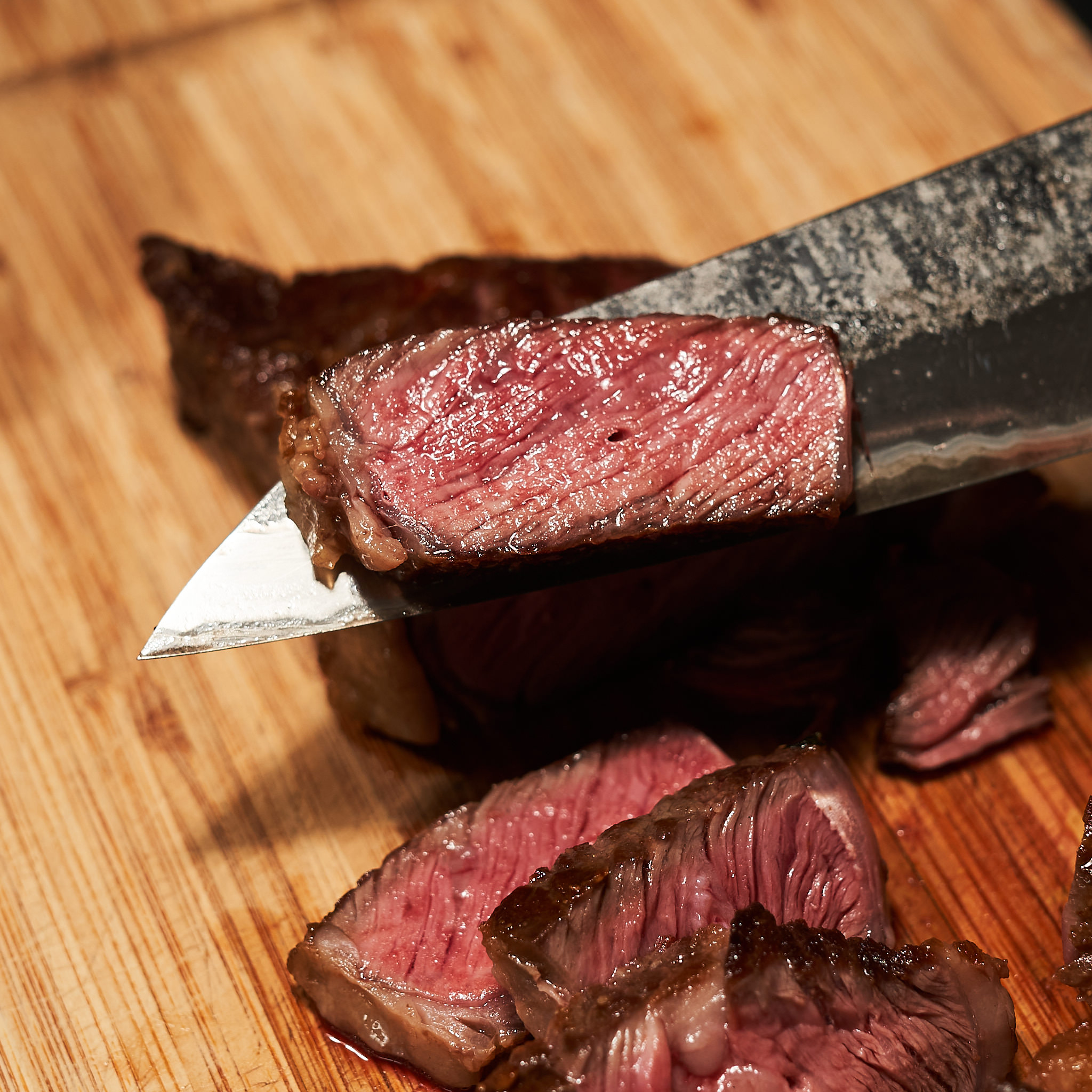 Streifen vom Rib Eye Steak mit rosa Kern