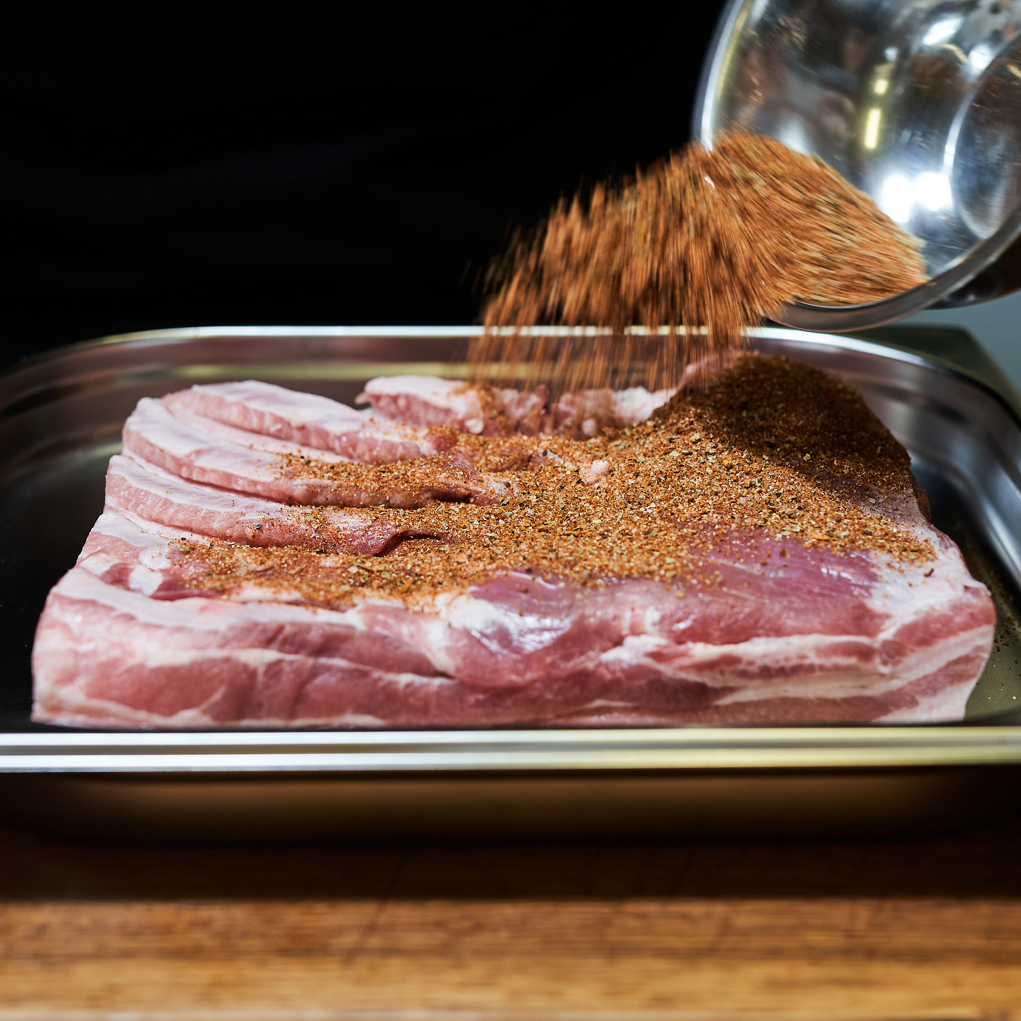 Schweinebauch vom Strohschwein wird  mit Rub verfeinert