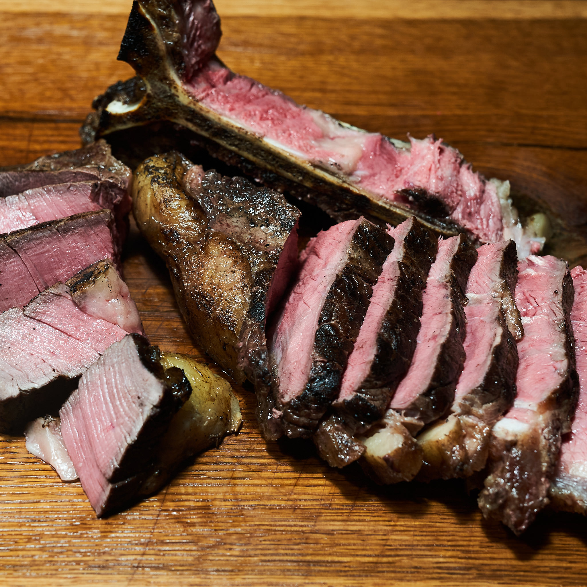 Fein tranchiertes Porterhouse Steak