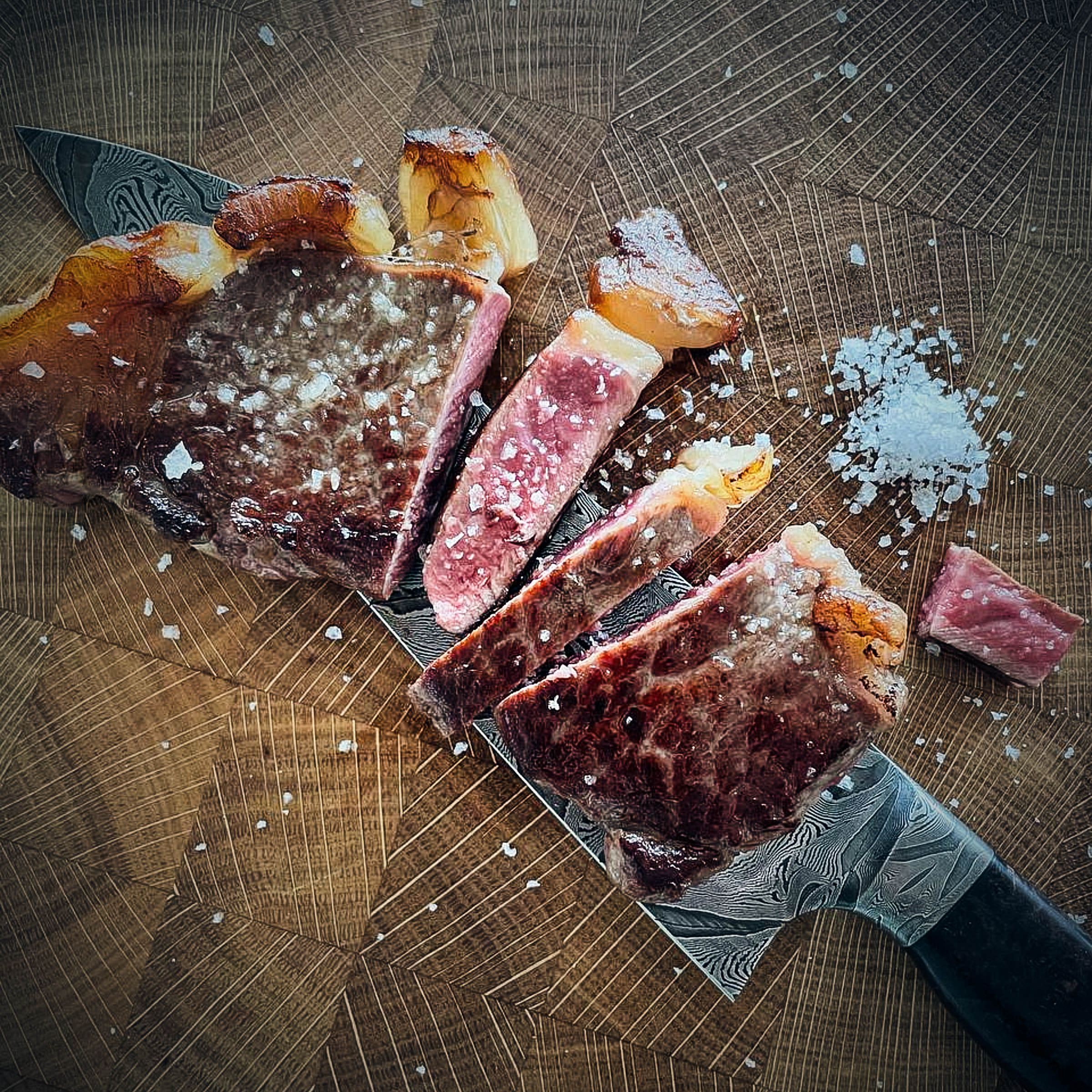 Dry-Aged Rumpsteak tranchiert mit grobem Meersalz