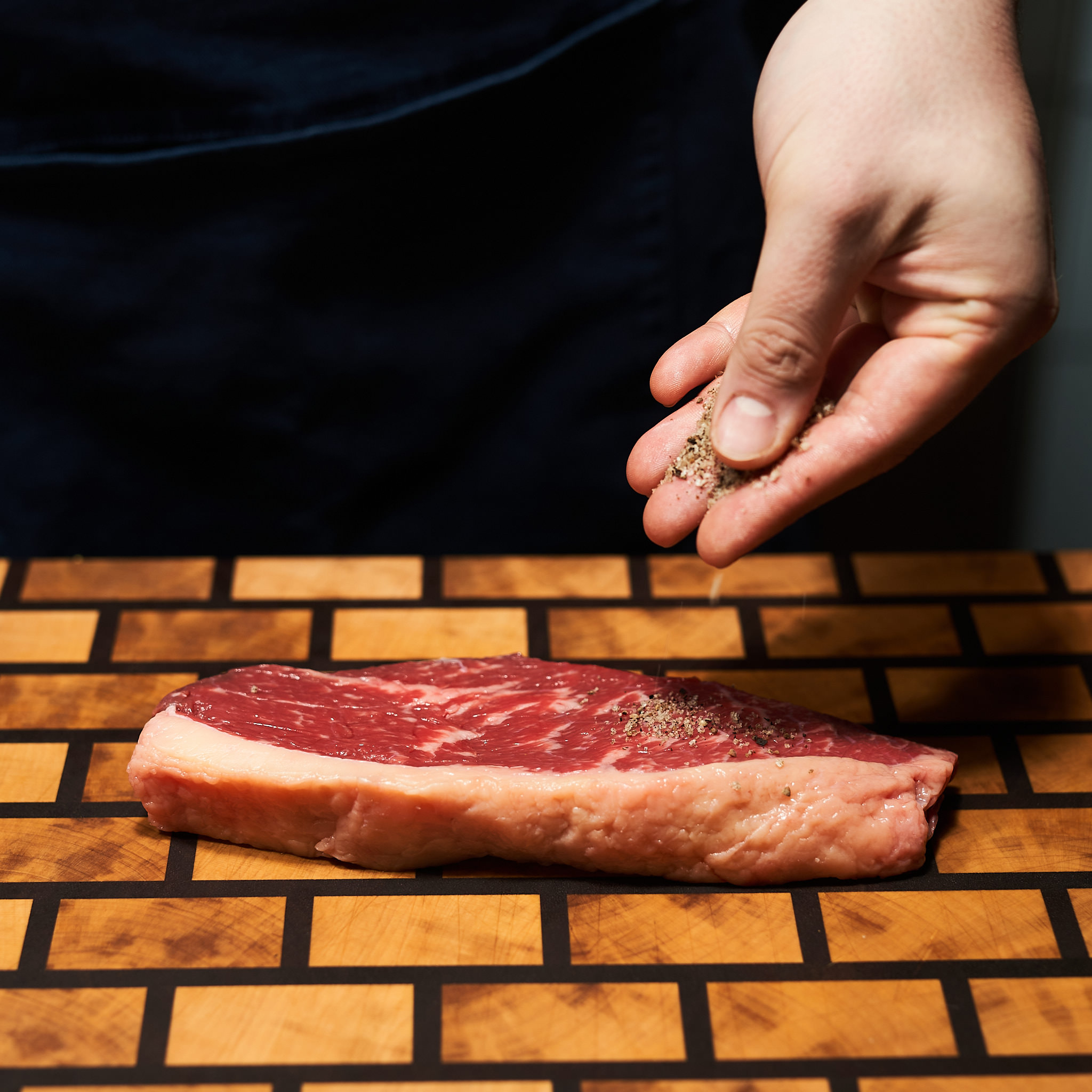 Picanha Steak wird mit Gewuerzen verfeinert