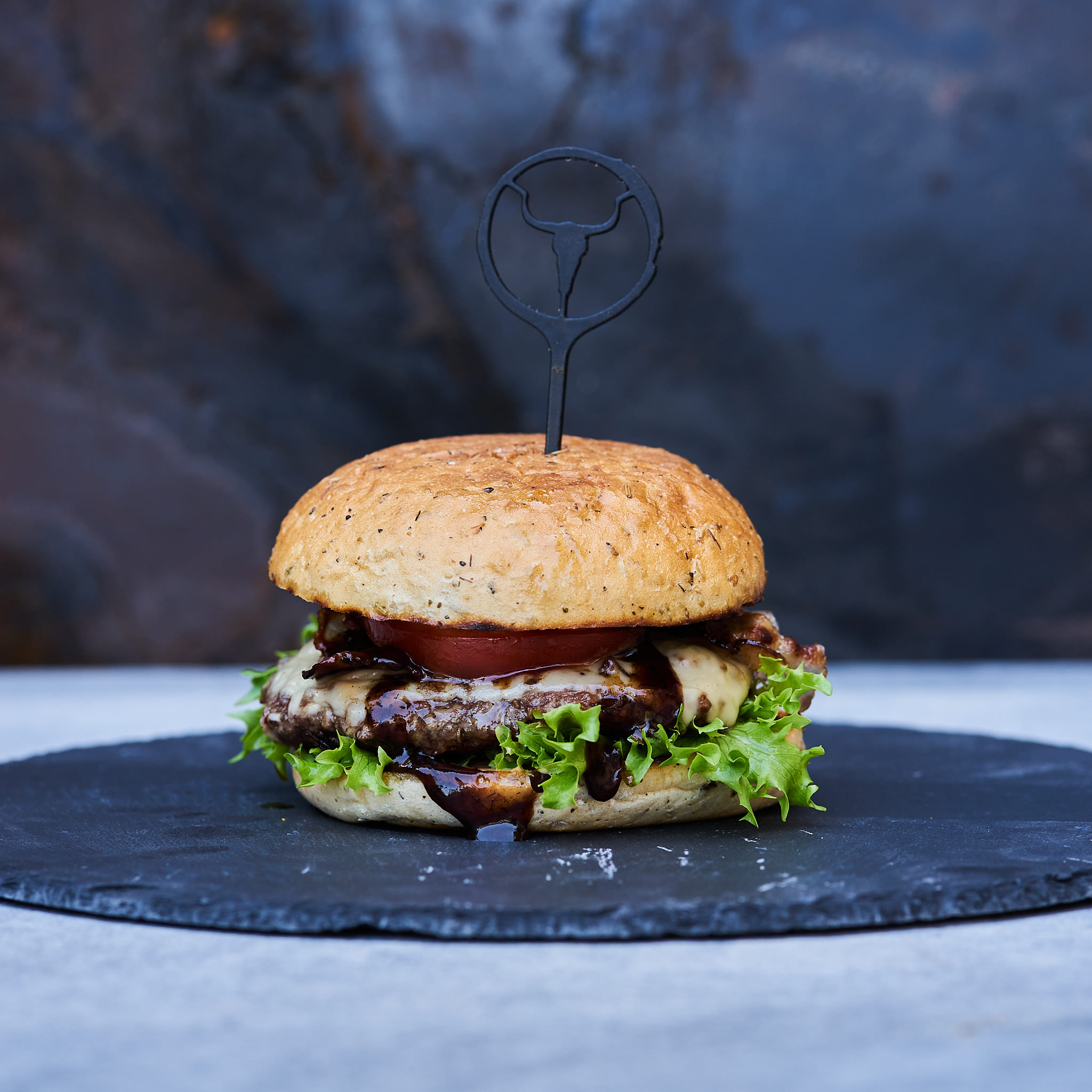 Saftiger Burger mit Patties von Fitmeat, Salat, Zwiebel, Kaese und Bacon