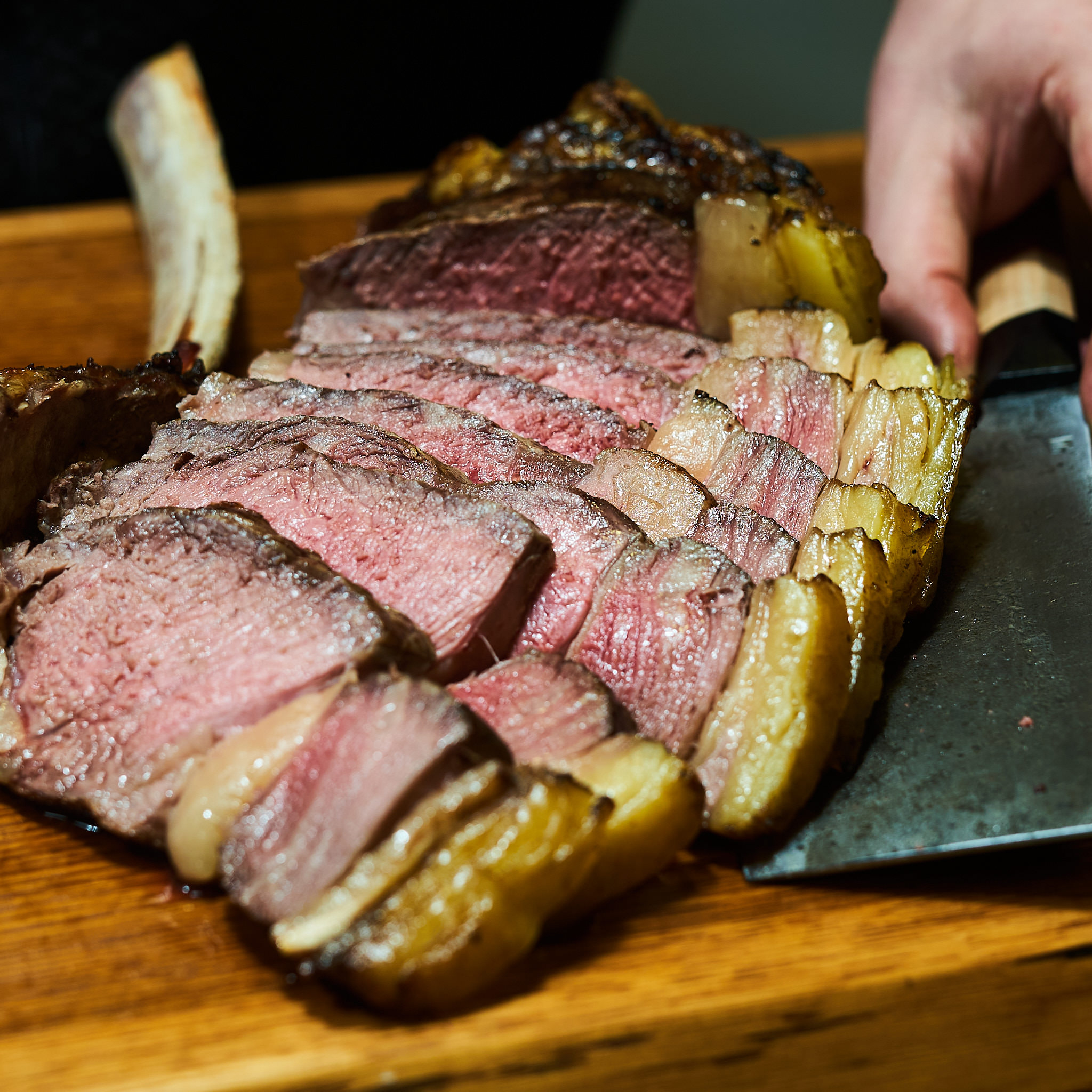 Gegrilltes Tomahawk Steak tranchiert