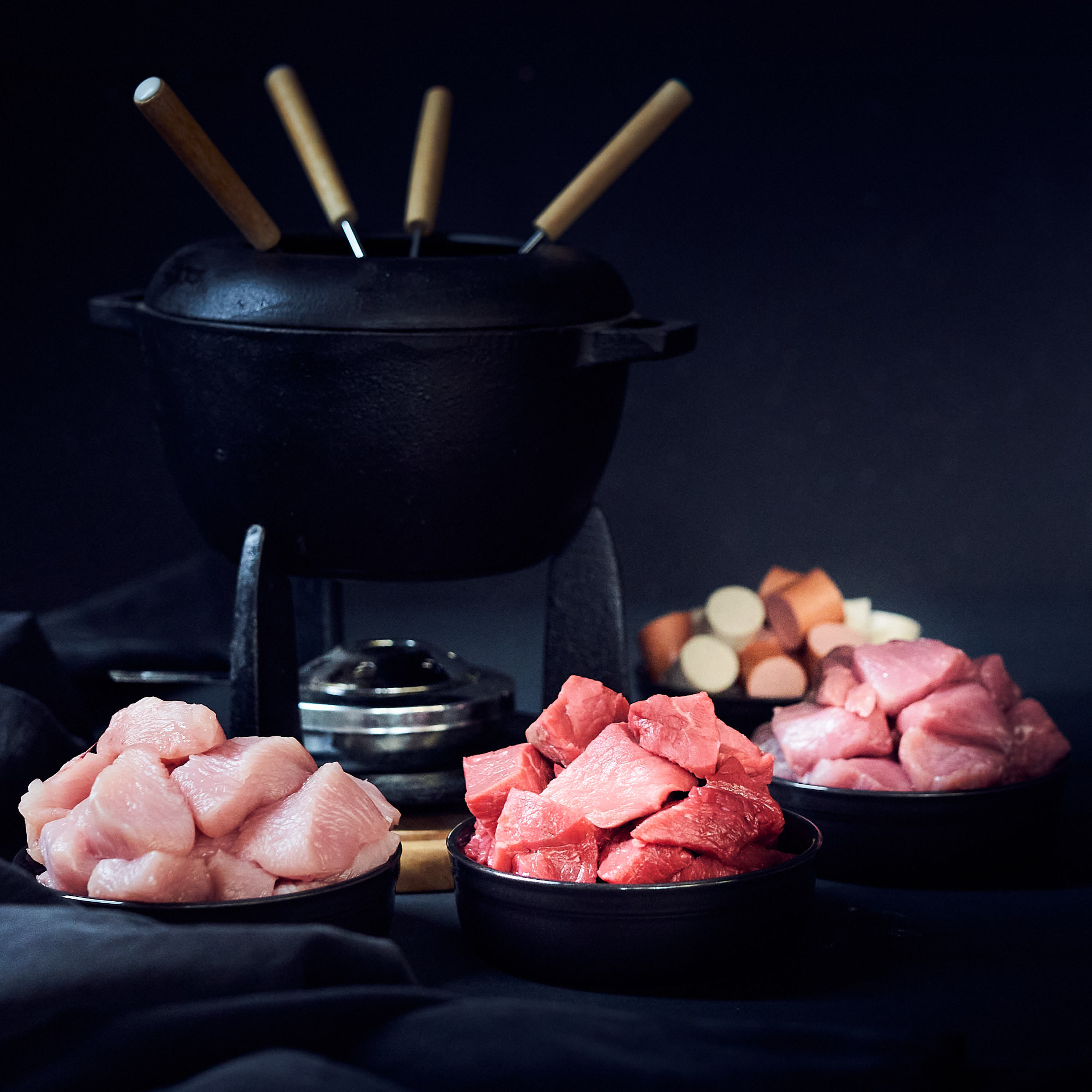 Fondueplatte von Fitmeat Genussbox mit Huhn, Schwein und Pute