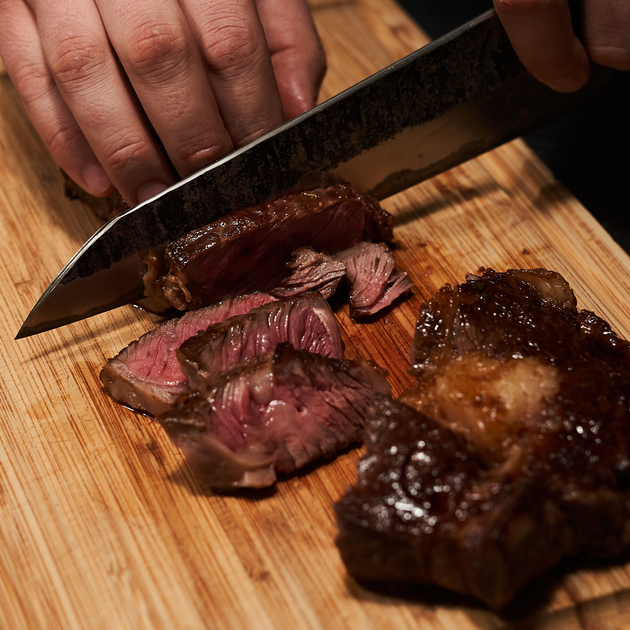 Rib Eye Steak wird angeschnitten