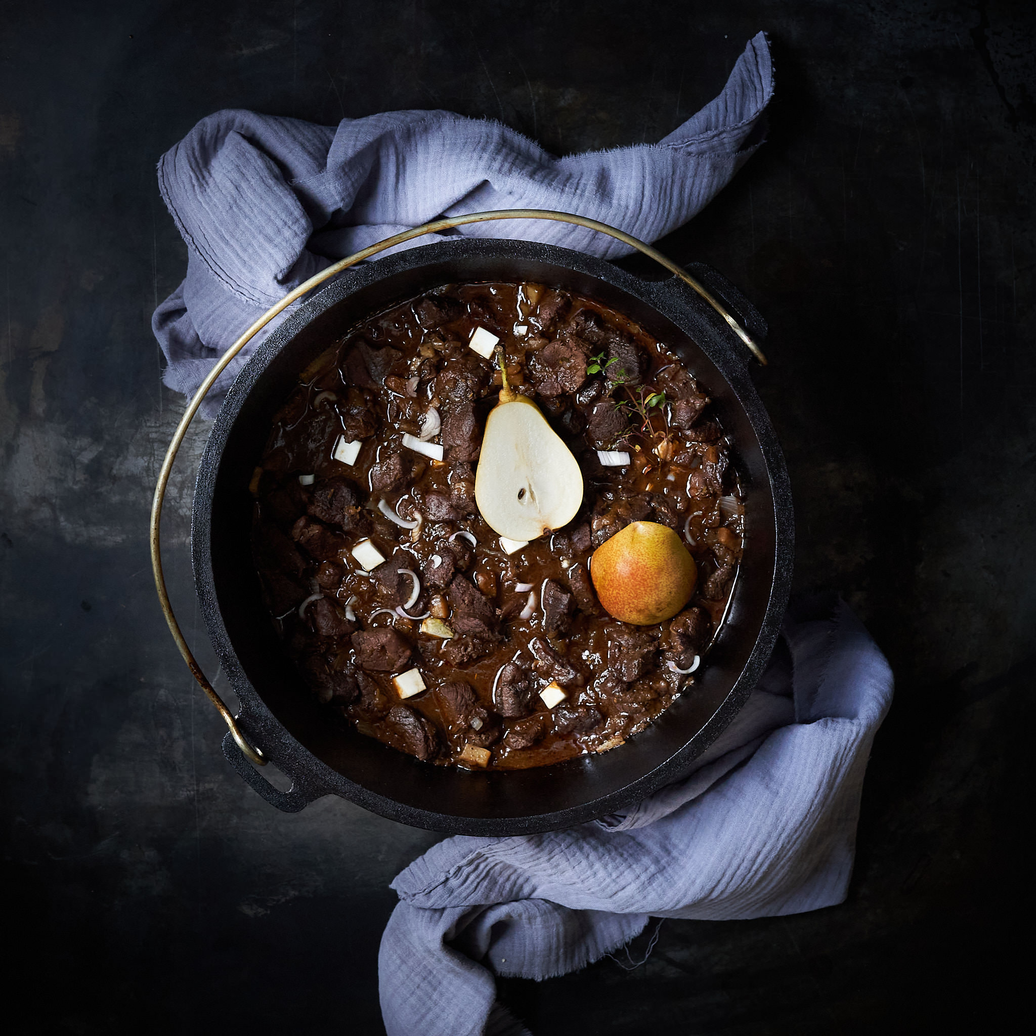 Fitmeat Hirschragout serviert in Schuessel mit Birne