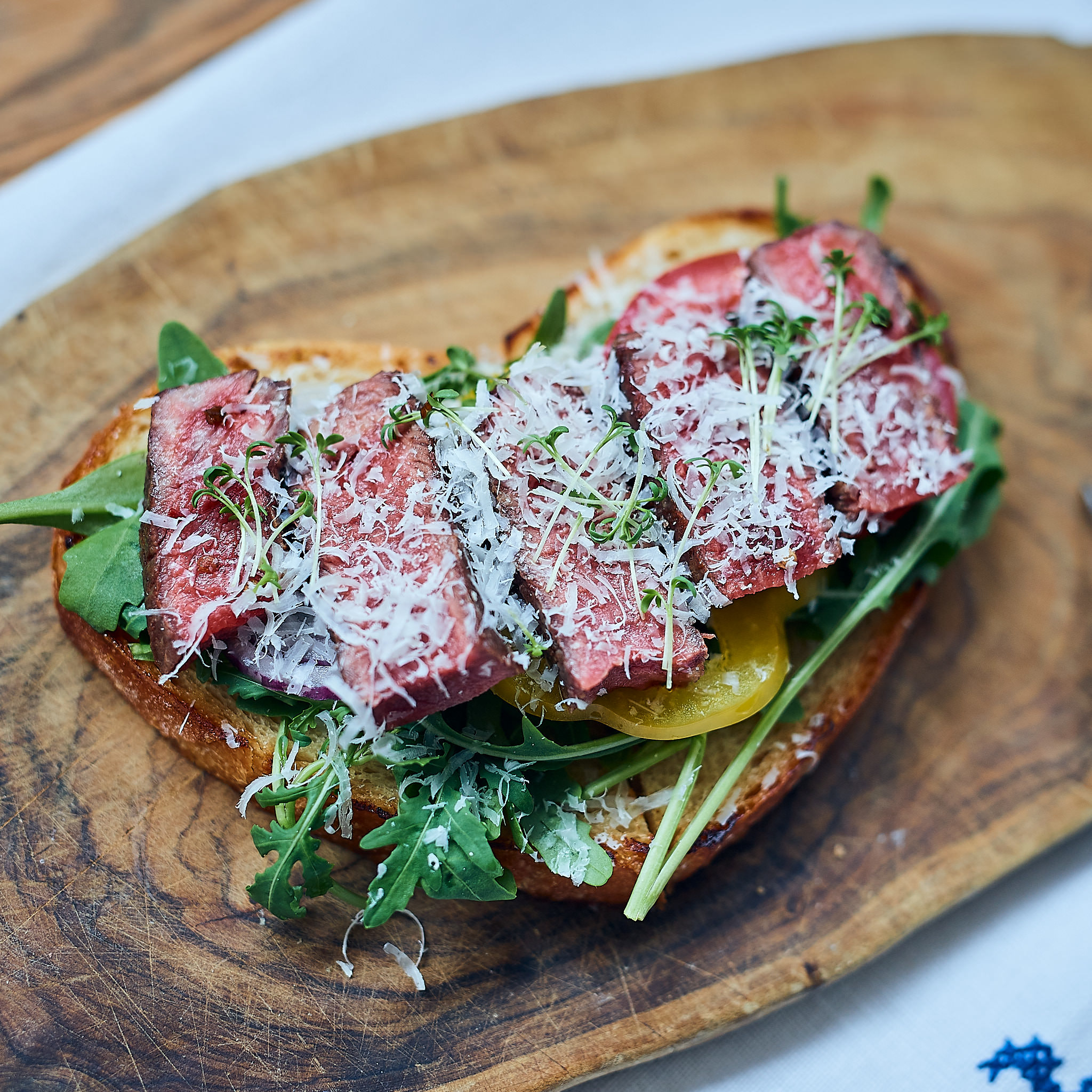 Sandwich mit feinen Scheiben vom gegrillten Rumpsteak 