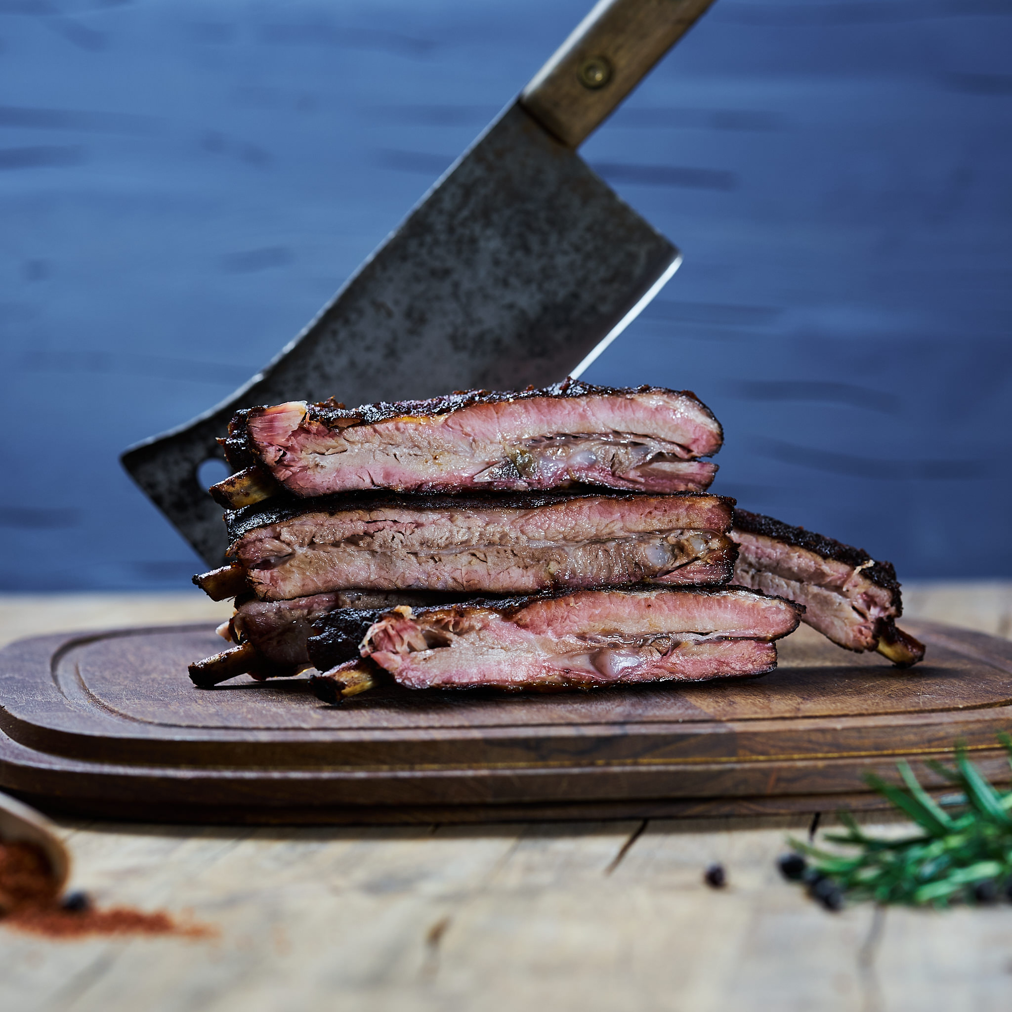 Gegrillte St. Louis Cut Ribs auf Holzplatte angerichtet