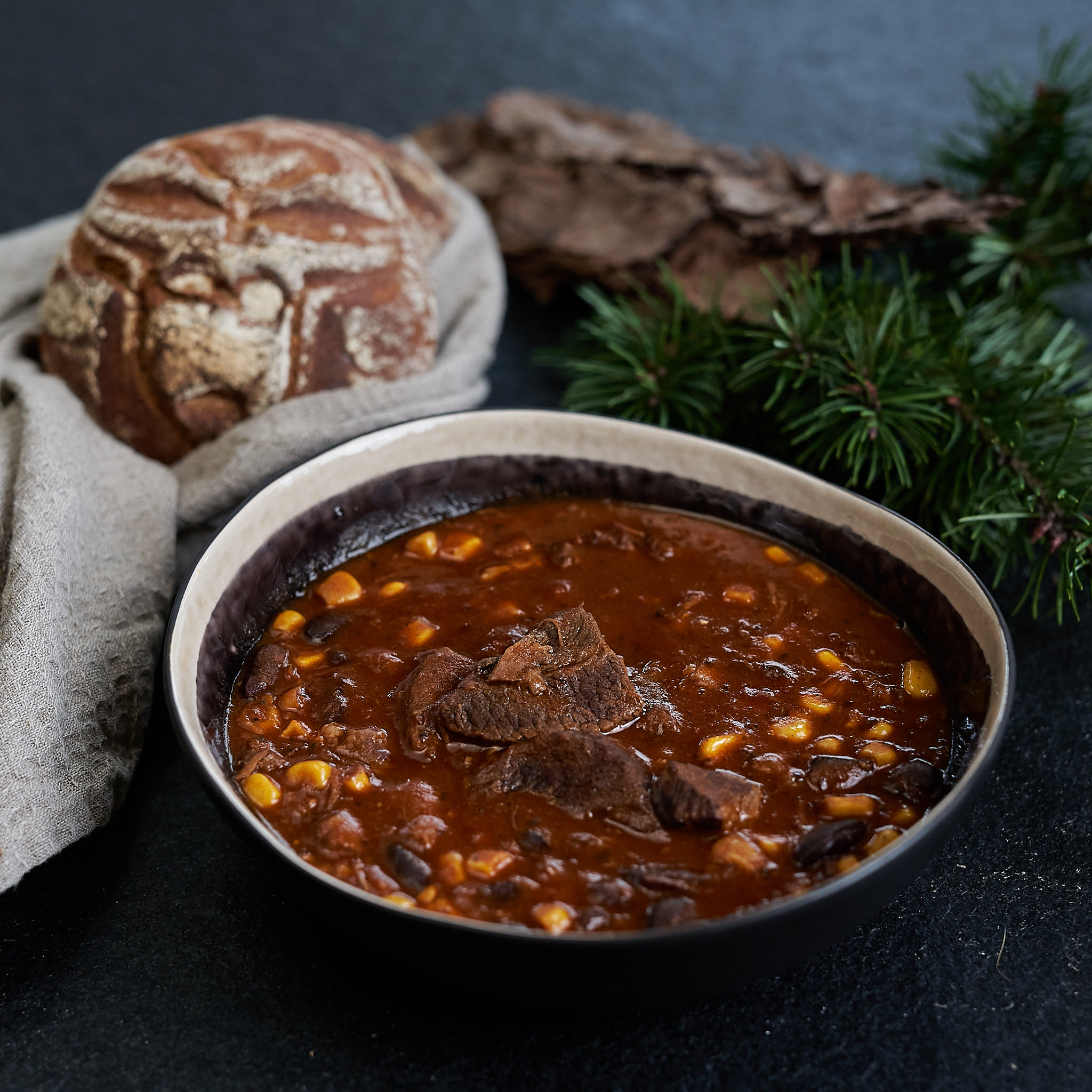 Chili con Carne serviert mit Schwarzbrot